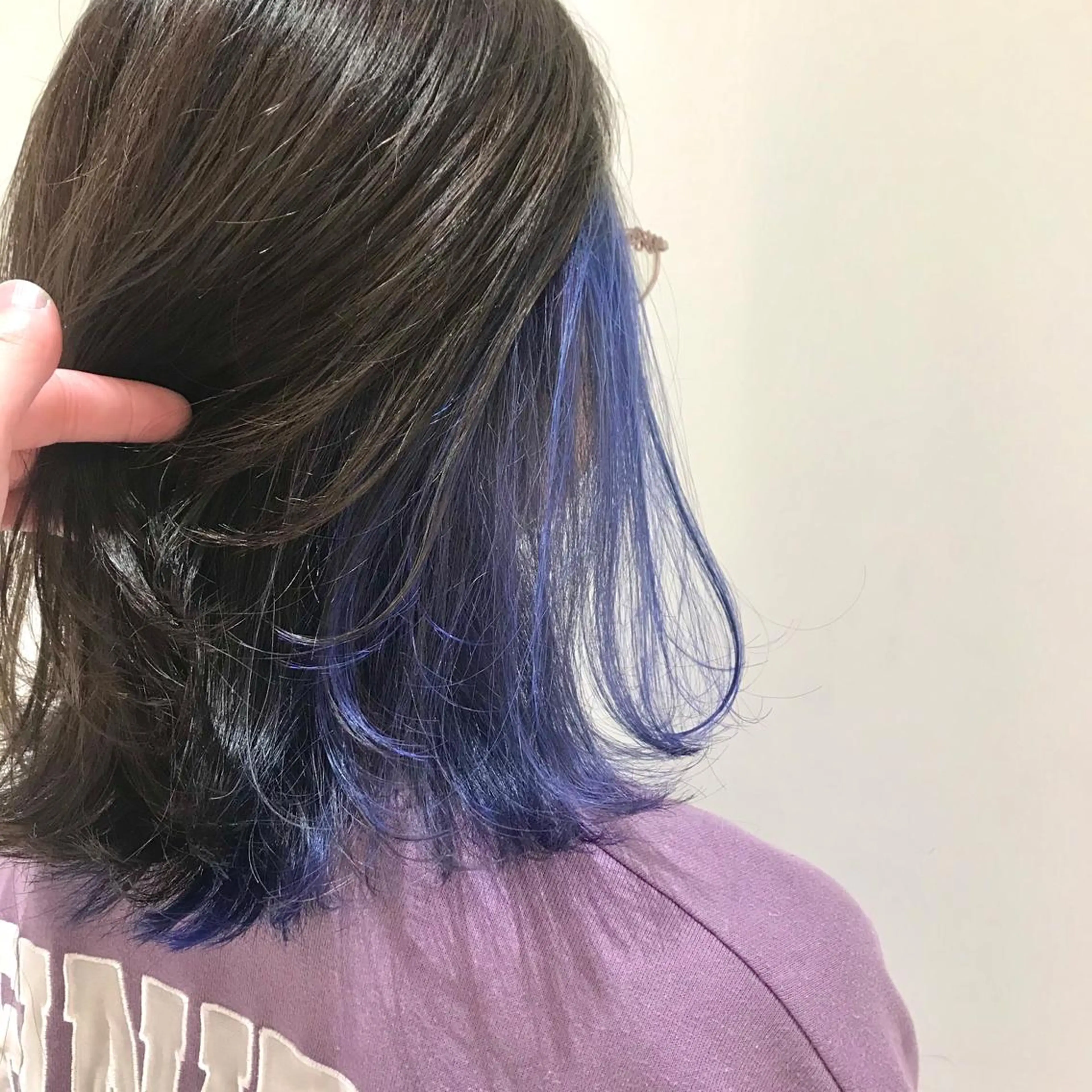 ミディアム カラー イヤリングカラー インナーカラー ラベンダーカラー パープルカラー ヘアカラー One's~beauty&relax~所属・加藤 憂のヘアスタイル