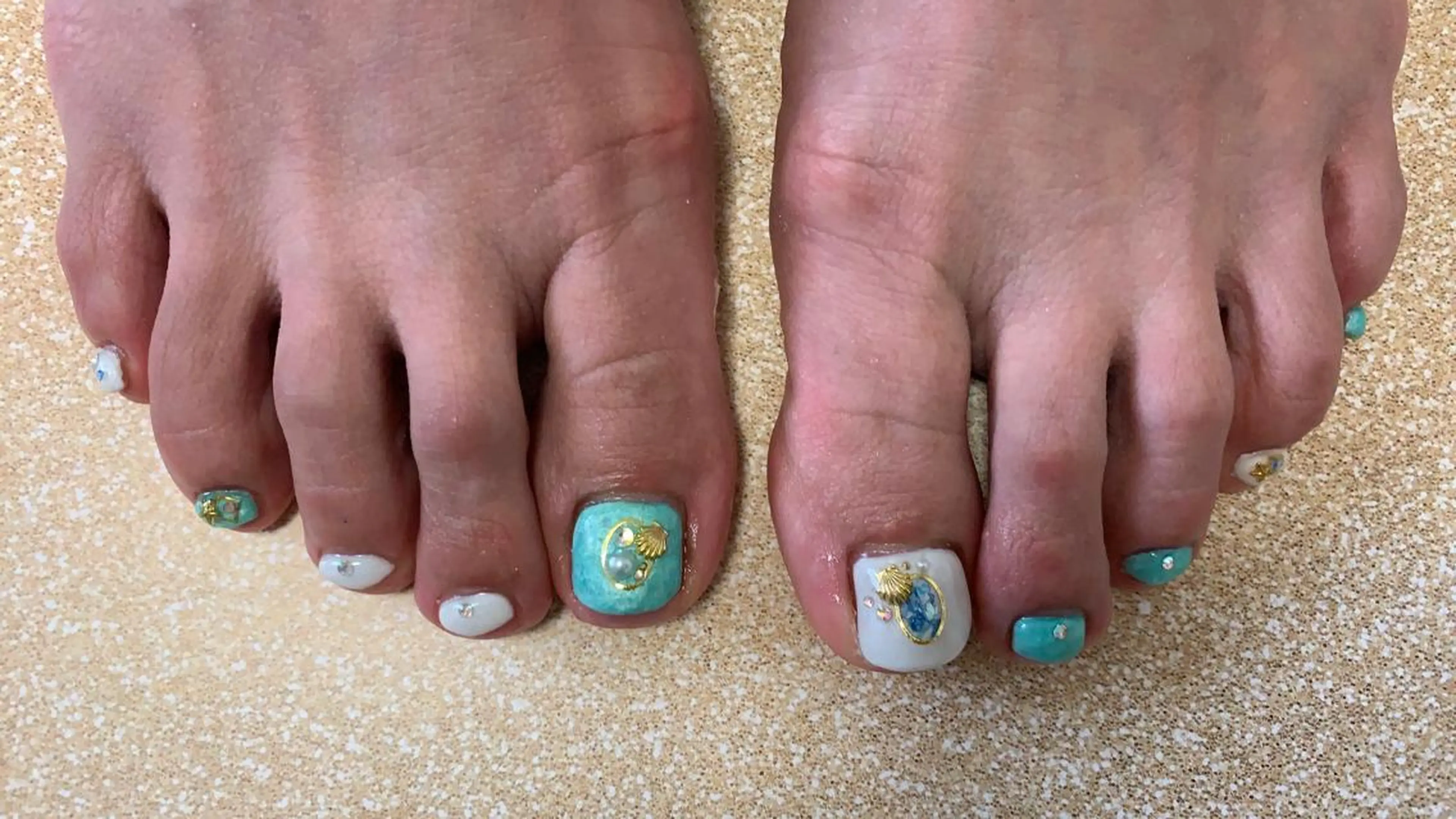 ネイル フットネイル ストーンネイル nico.nico.mark NAIL所属・小林 梓のエステ・リラクイメージ