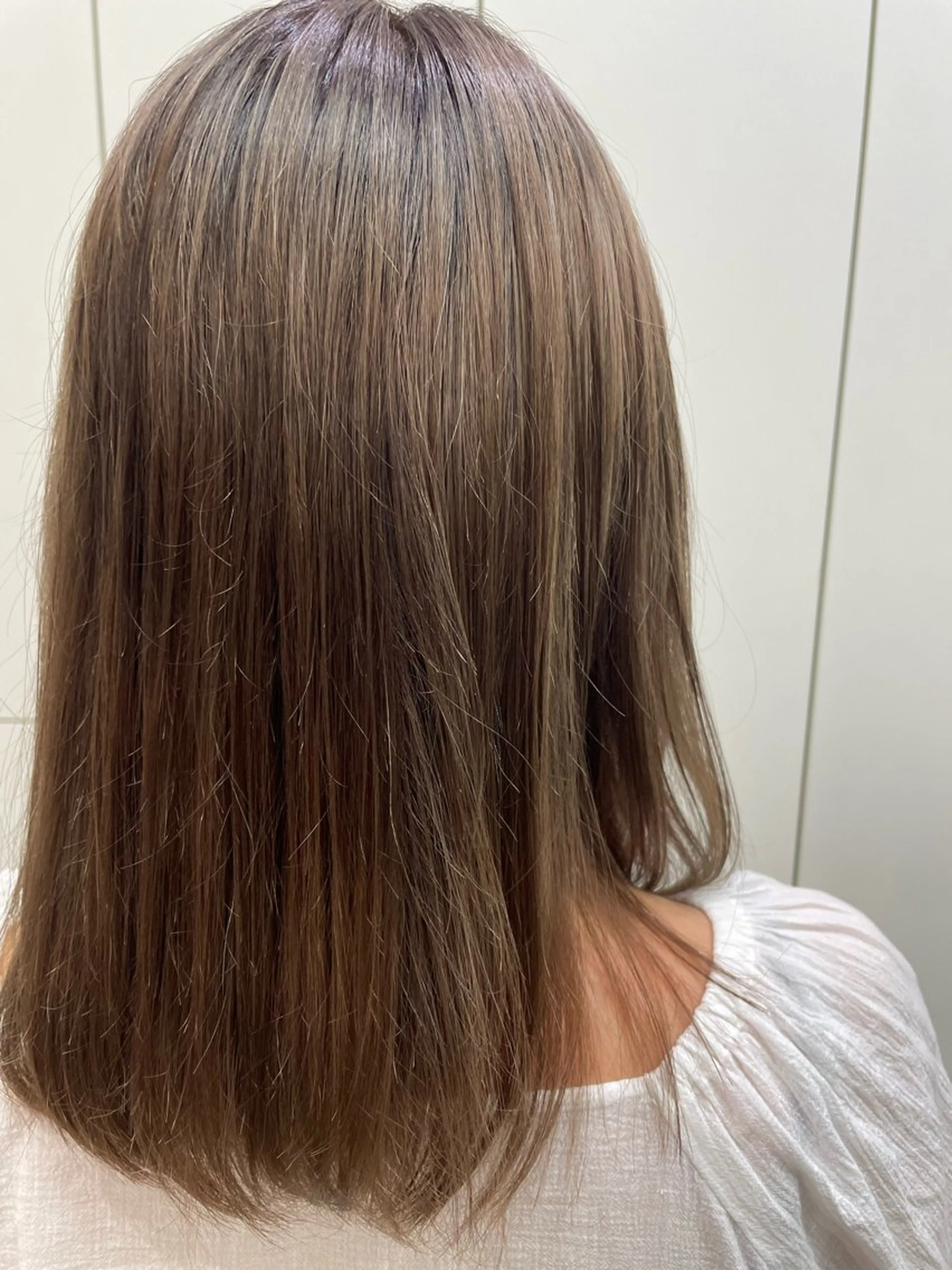 ミディアム カラー ベージュカラー ミルクティーベージュ 山下 琴未のヘアスタイル