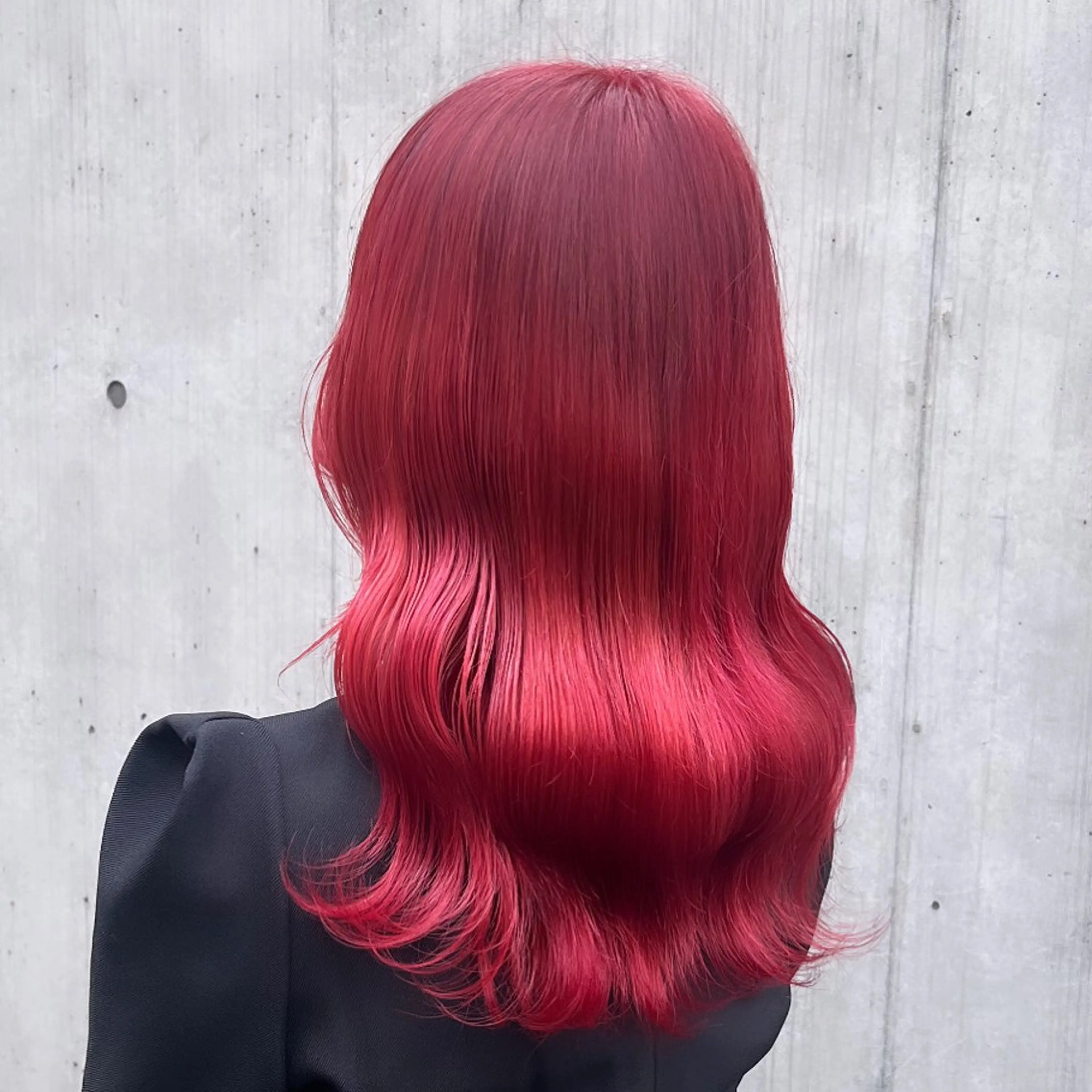 セミロング カラー ブリーチ ボルドーカラー ハイトーンカラー レッドカラー カット ヘアカラー トリートメント ヘッドスパ ヘアセット カジュアルを女っぽく 𝗮𝘆𝗮𝗰𝗼のヘアスタイル