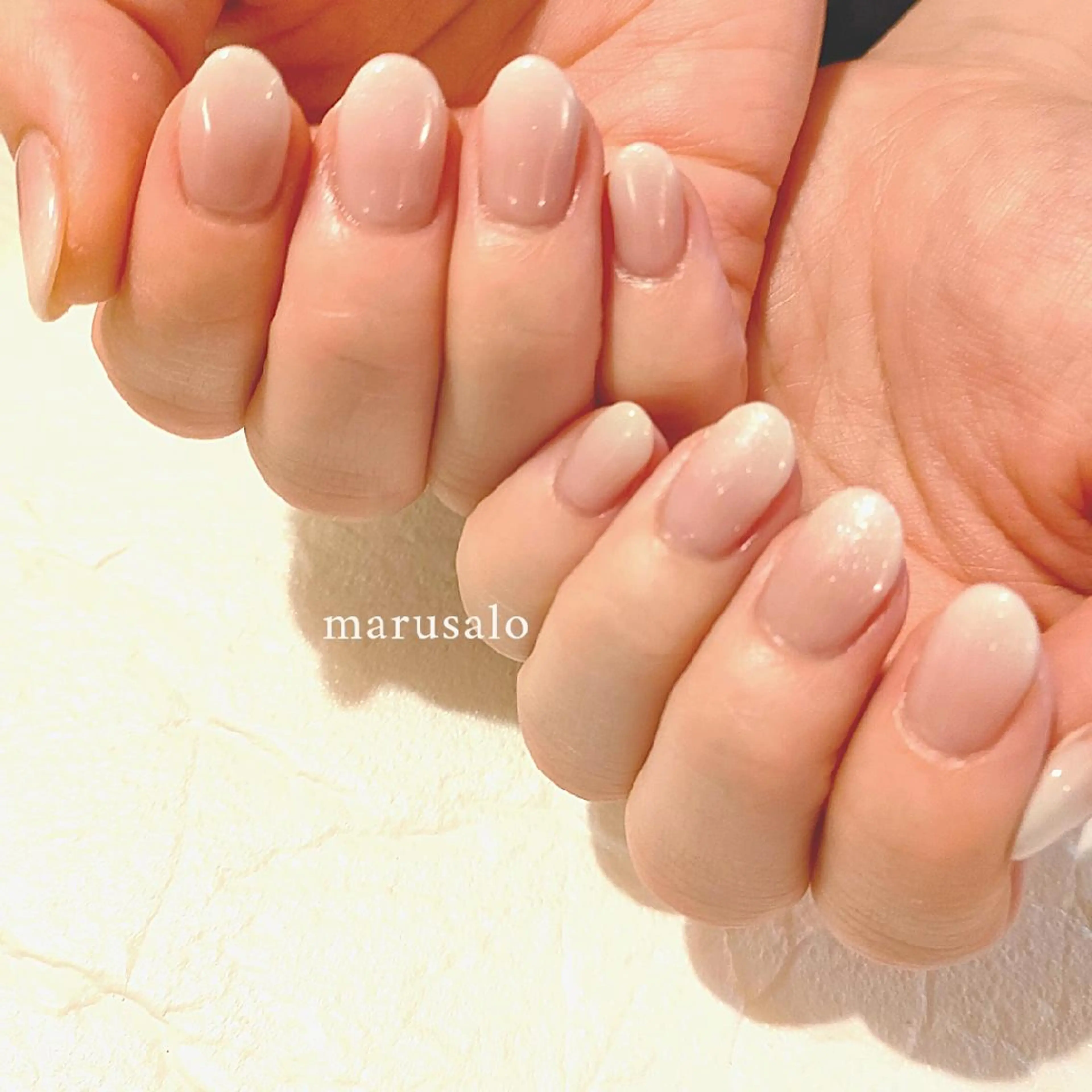 ネイル グラデーション ラメ(グリッター) オフィスネイル シンプルネイル ホワイト ハンドネイル marusalo nailのネイルデザイン