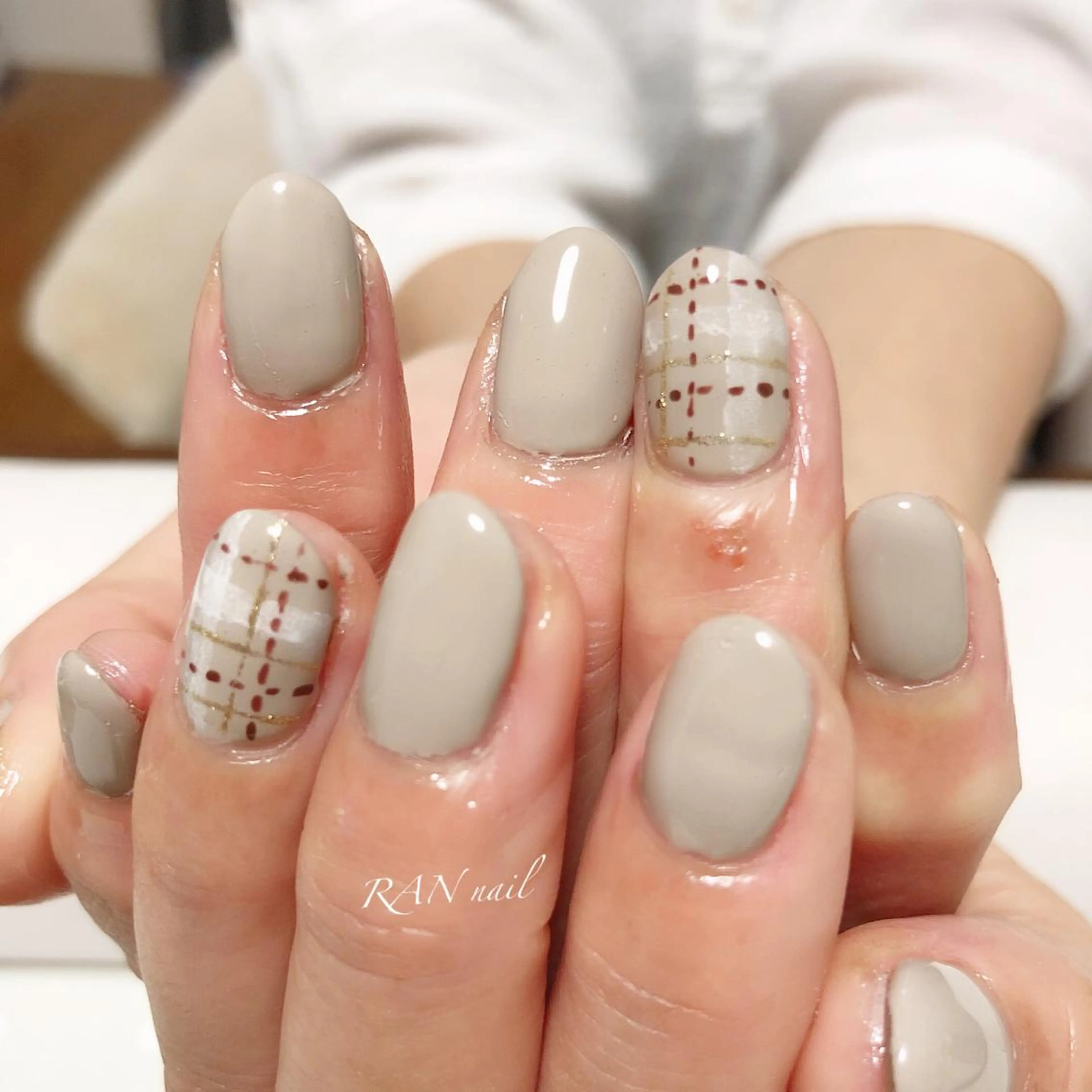 ネイル ブラウン フットネイル オフィスネイル シンプルネイル ホワイト ハンドネイル フットネイル RAN nail 〜ランネイル〜所属・RAN nailのネイルデザイン