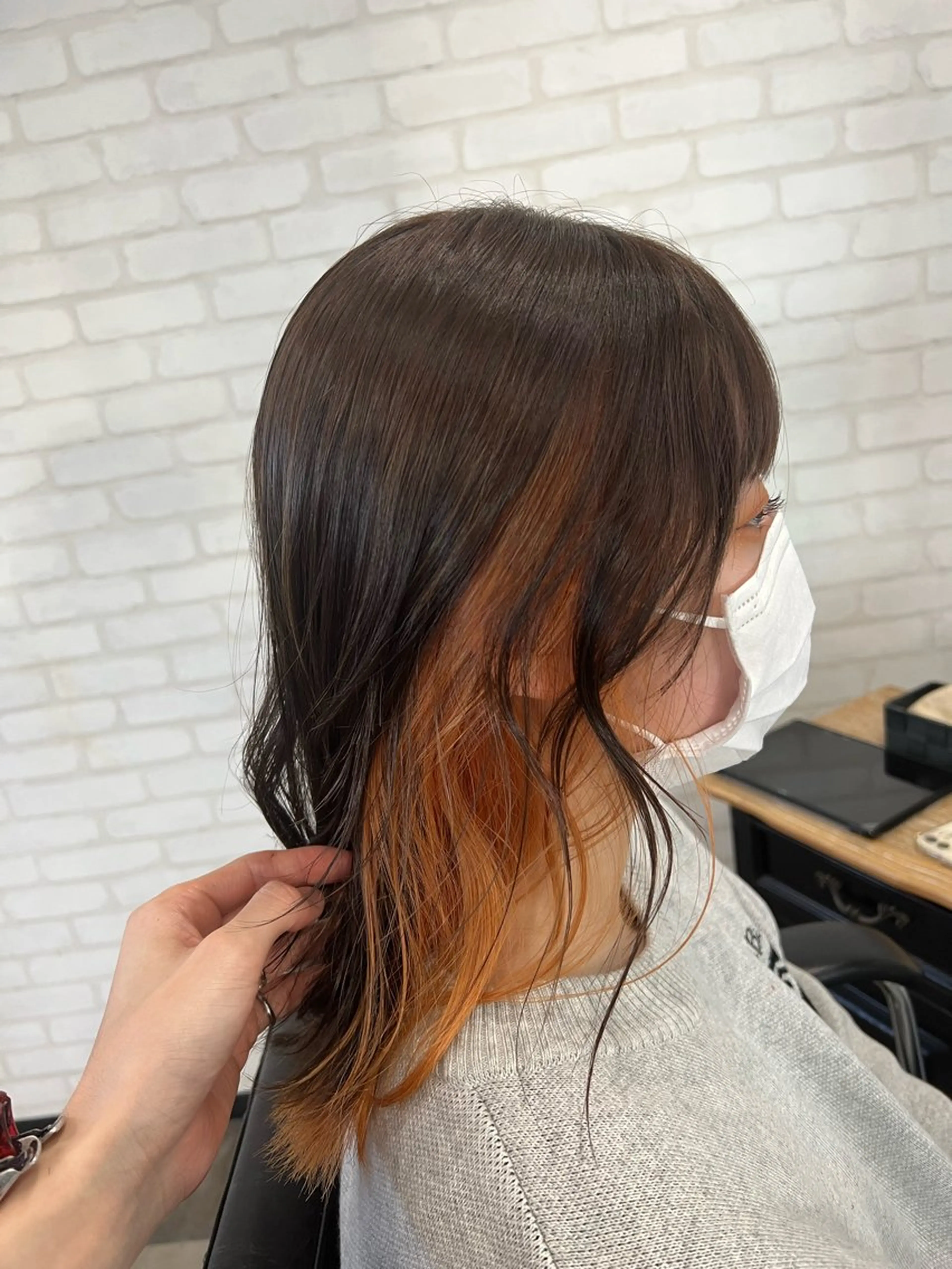 セミロング カラー ブリーチ オレンジ ヘアカラー トリートメント イシイ シュータのヘアスタイル