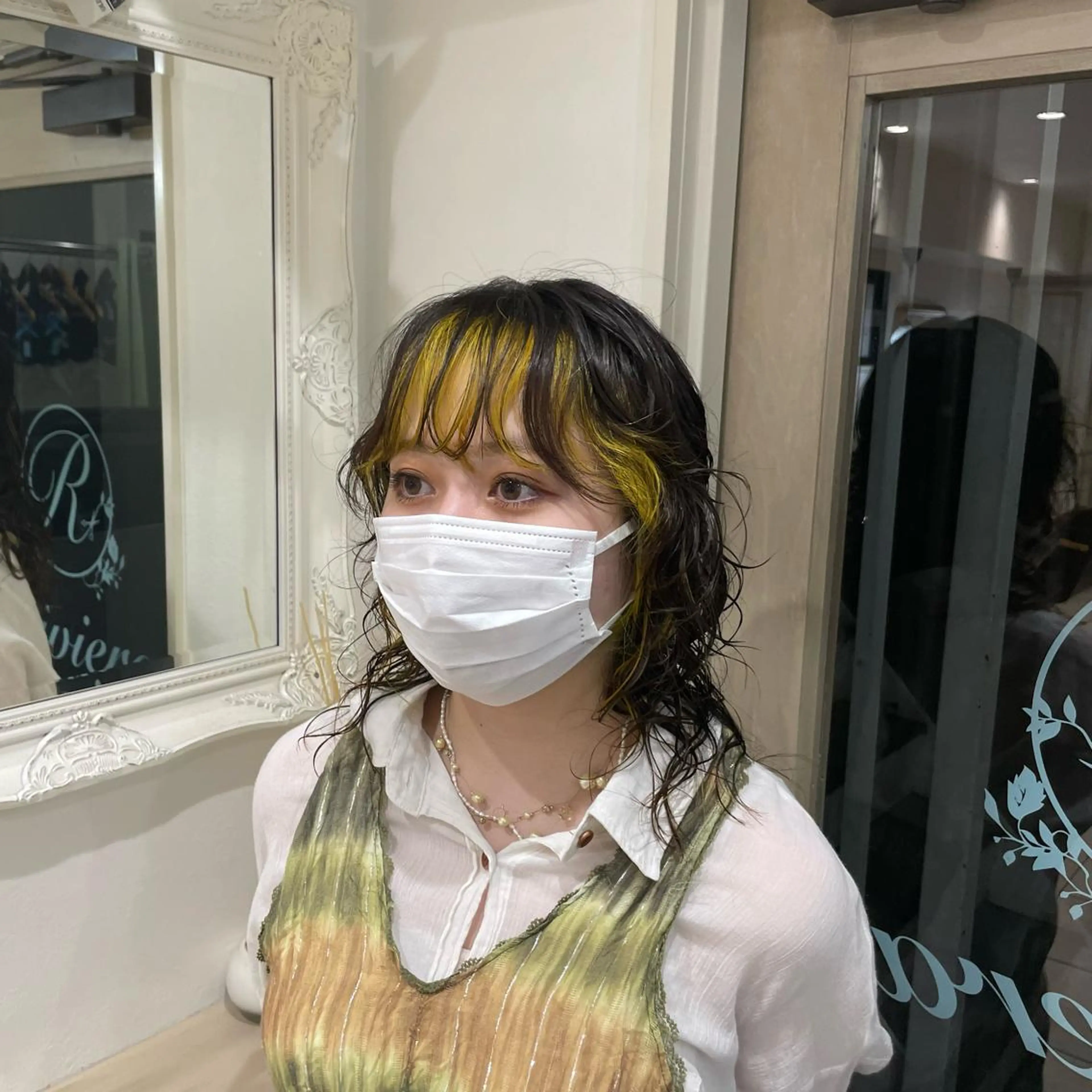 ミディアム カラー ミディアムパーマ ミストバング  フェイスフレーミング イエローカラー ウルフカット cinq PROJECT所属・ミルクティーベージュ /三村克彦のヘアスタイル