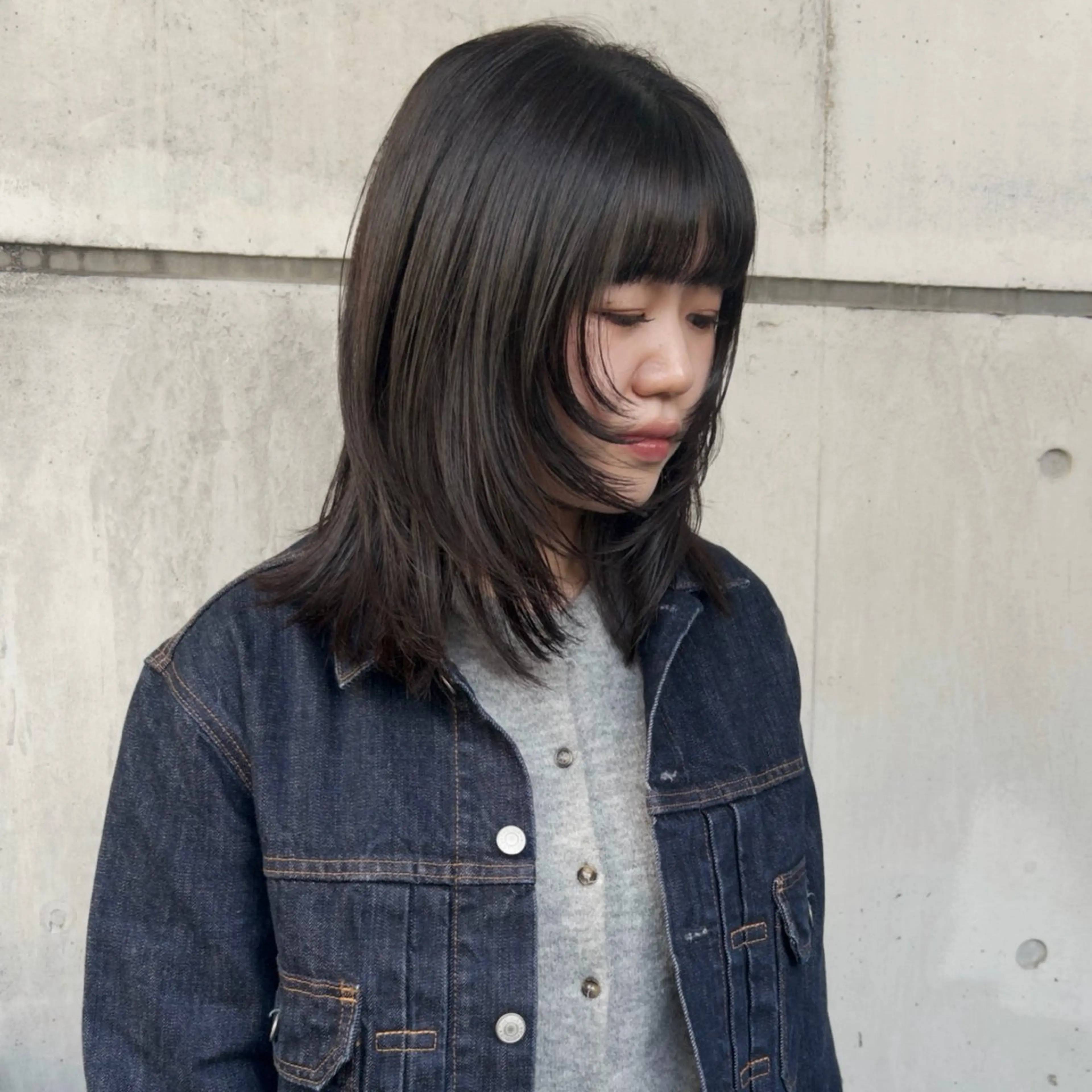 ミディアム カラー くびれヘア 顔まわりレイヤー ハッシュカット ハイレイヤー くびれレイヤー カット ヘアカラー トリートメント nonoka オリーブ/レイヤーのヘアスタイル