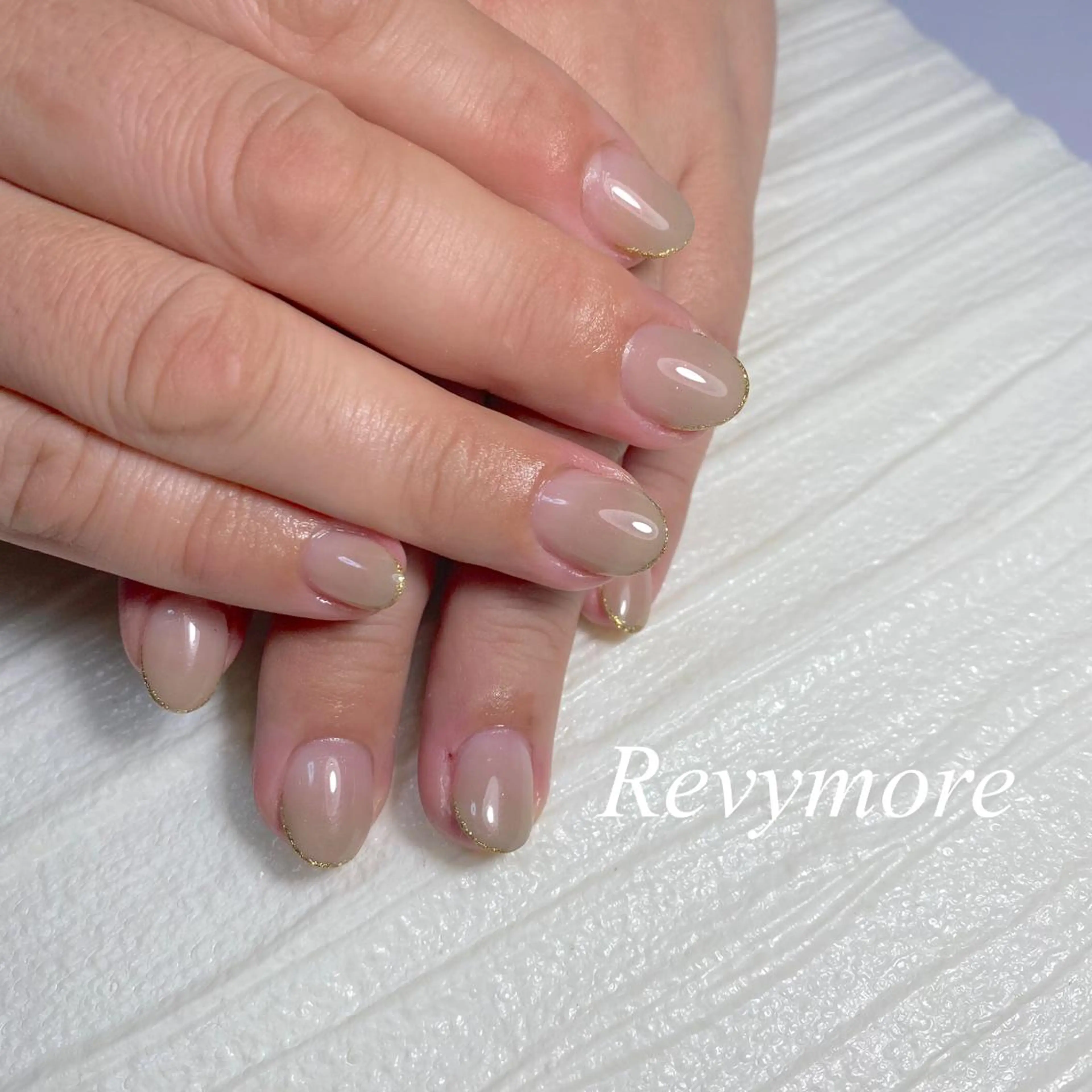 ショート ネイル ジェルネイル ゴールド ラメ(グリッター) ニュアンスネイル オフィスネイル nail salon Revymore所属・nail salon Revymoreのネイルデザイン
