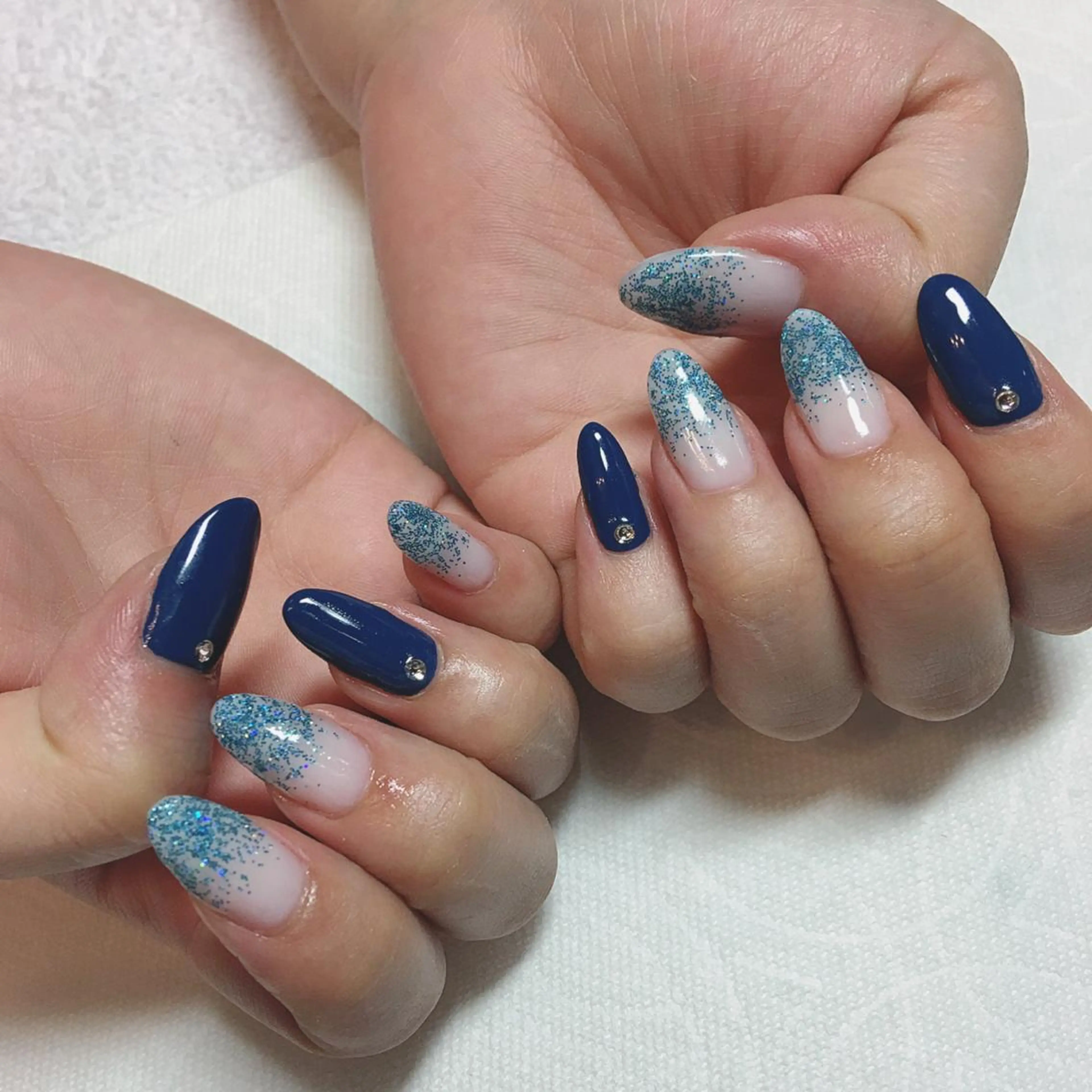 ネイル ブルー ラメ(グリッター) スカルプネイル THECOLORS所属・近貞 莉奈のネイルデザイン