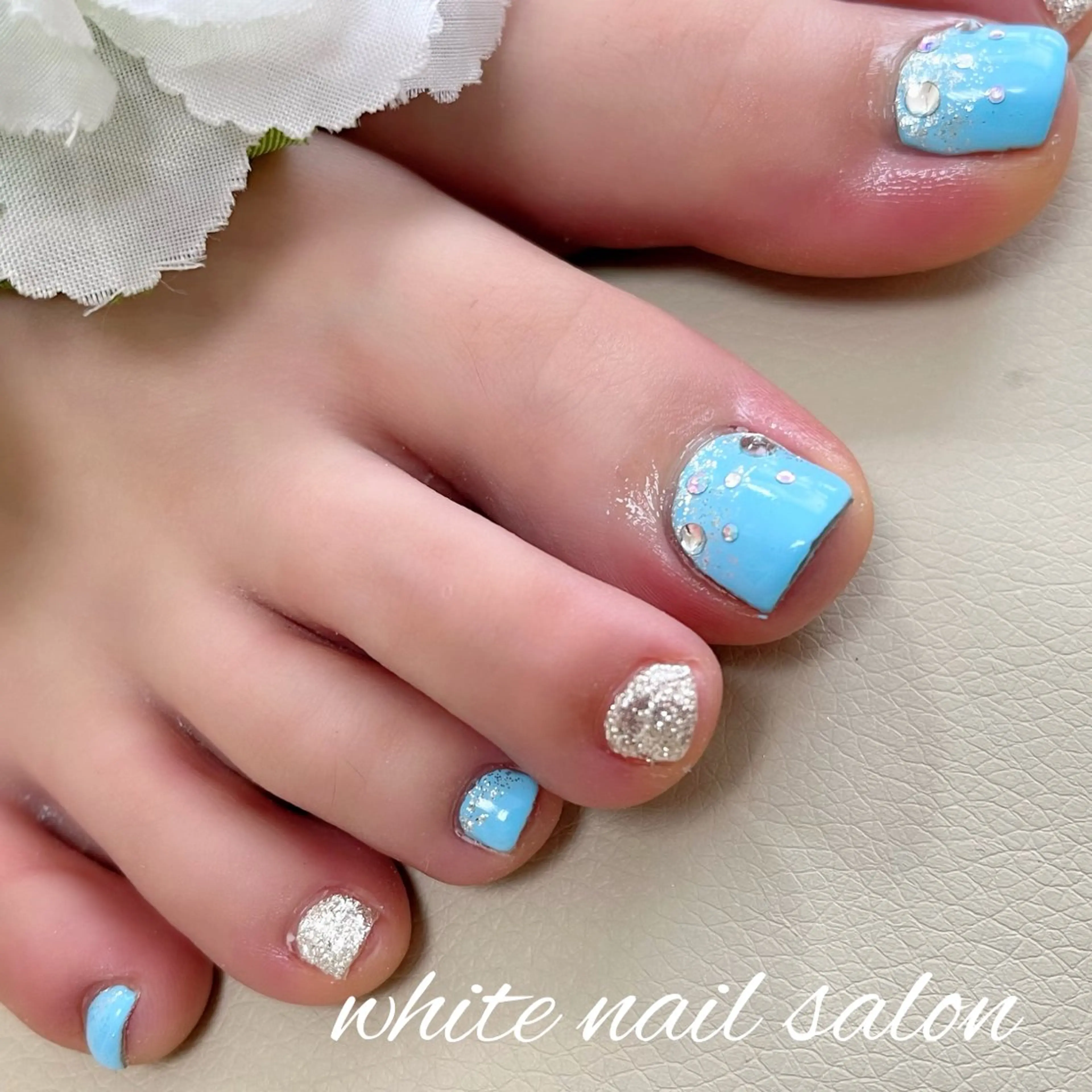 ネイル ラメ(グリッター) フットネイル white nail salonのネイルデザイン