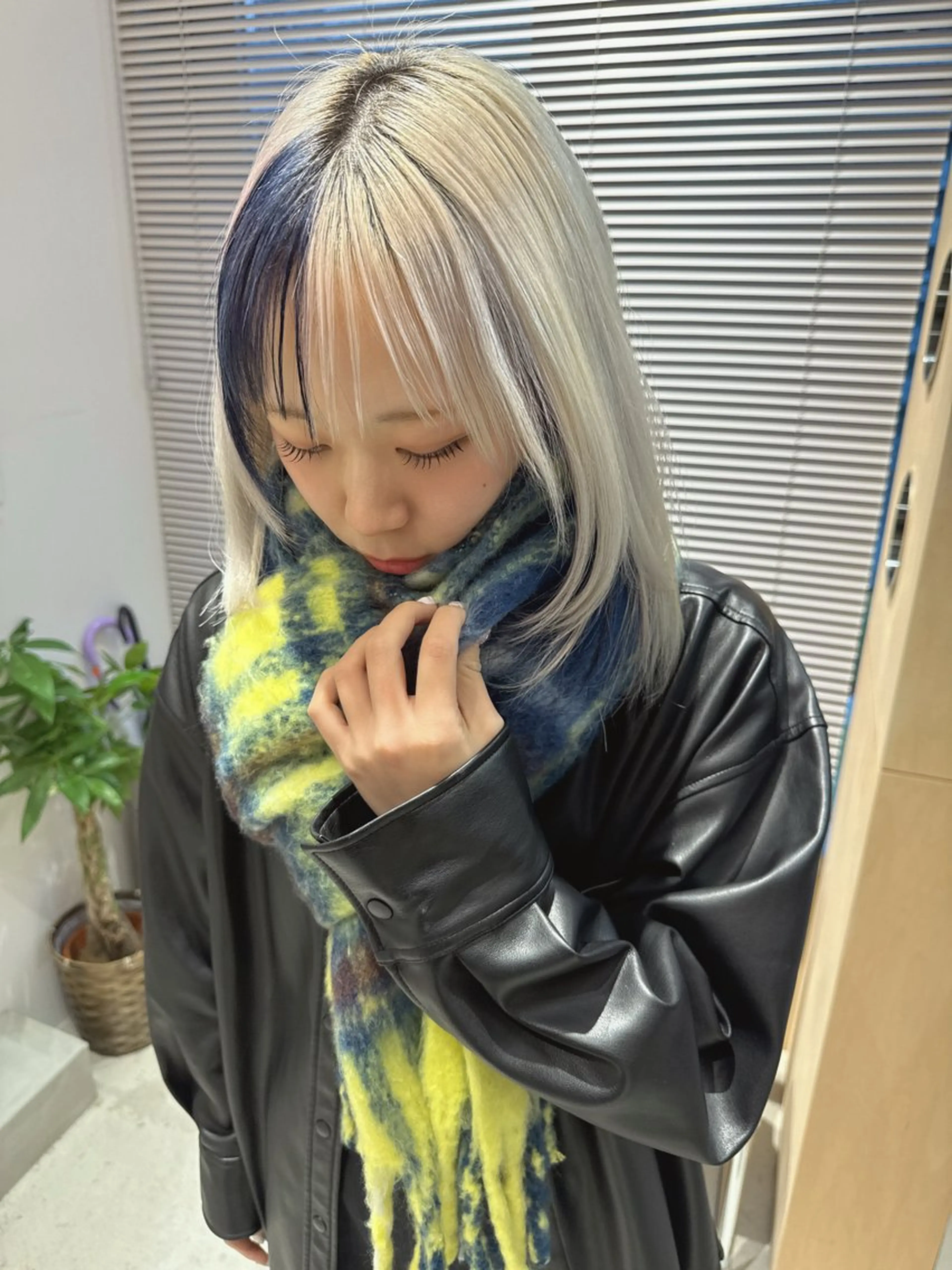 セミロング カラー ヘアカラー ハイトーン/ 縮毛矯正のヘアスタイル