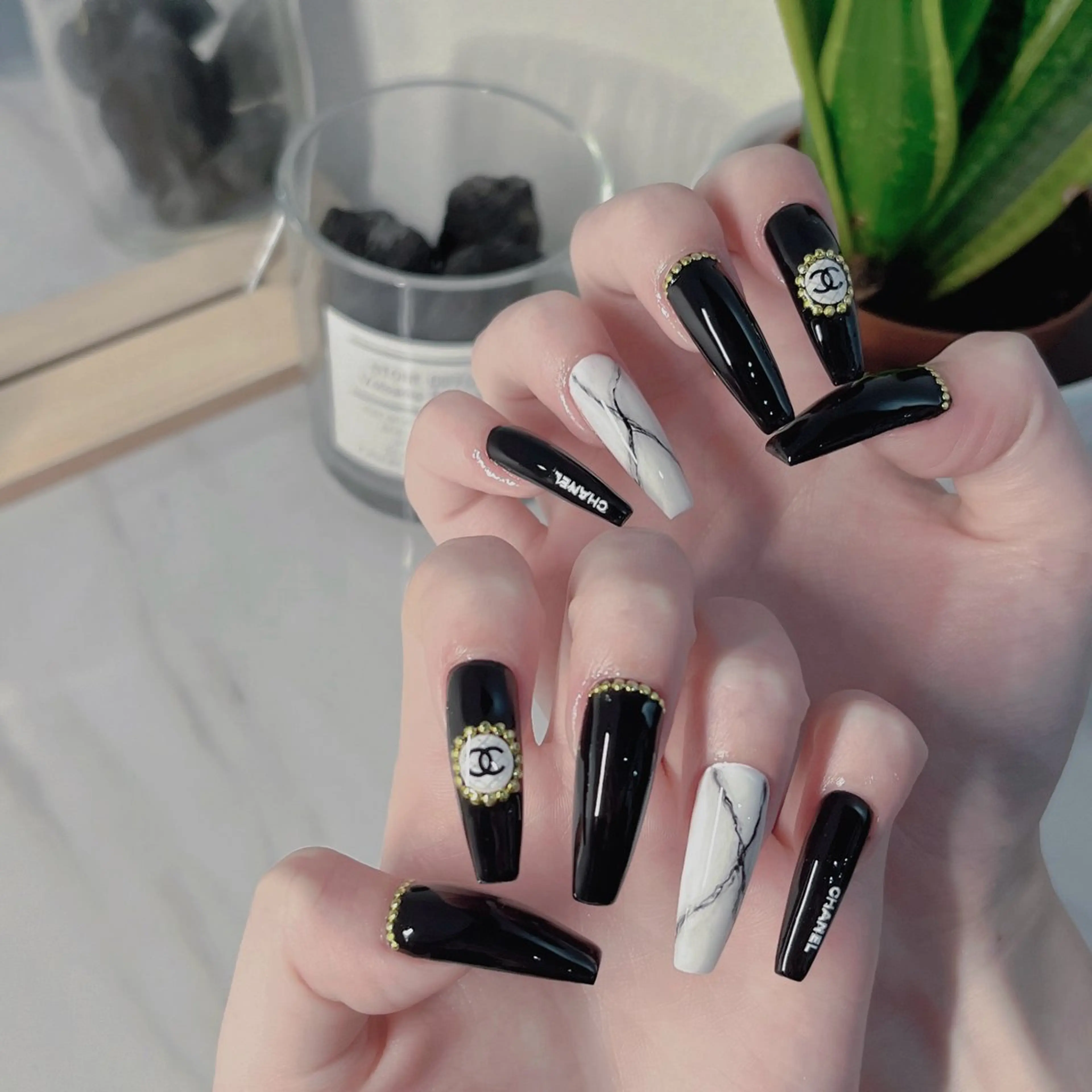 ネイル フットネイル フレンチネイル ジェルネイル ラメ(グリッター) ラメグラデーション ハンドネイル NEO Beauty Salon所属・𝐍𝐄𝐎 𝐉𝐔𝐑𝐈のネイルデザイン