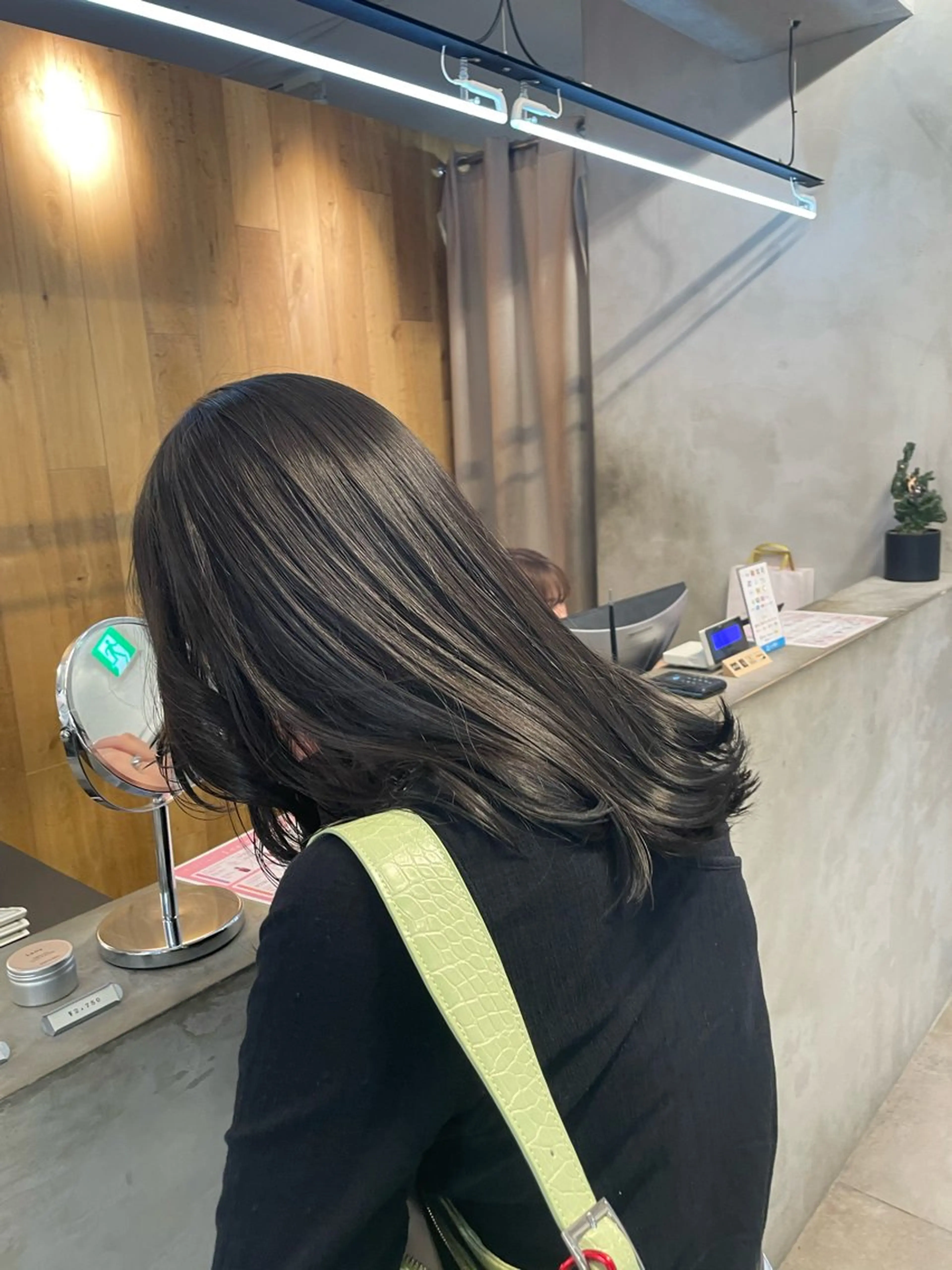 セミロング カラー ミルクティー× グレージュMOMOのヘアスタイル