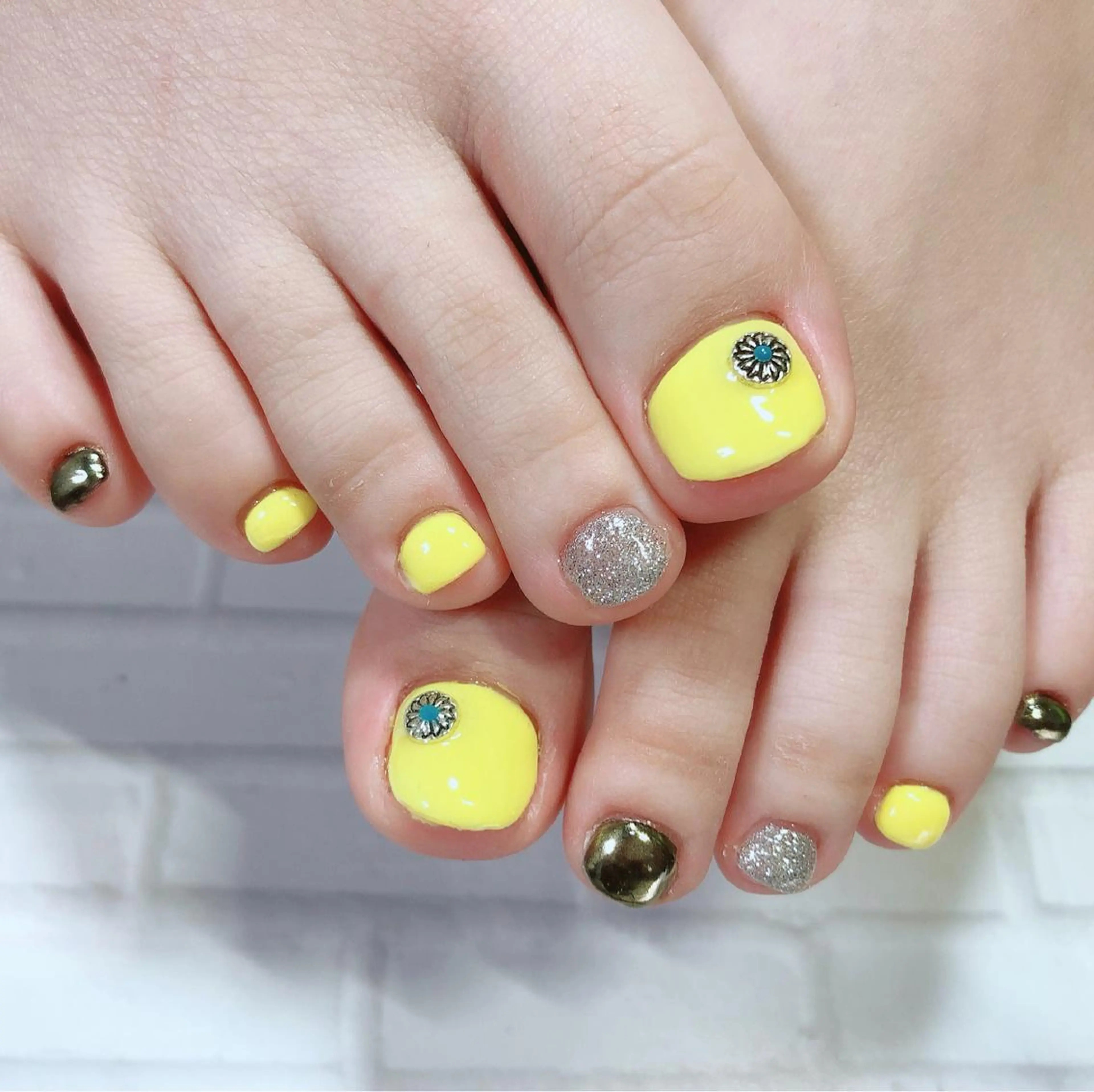 ネイル ミラーネイル 黄色 フットネイル ネイルサロン HARRYS所属・ネイル･脱毛サロン HARRYSのエステ・リラクイメージ