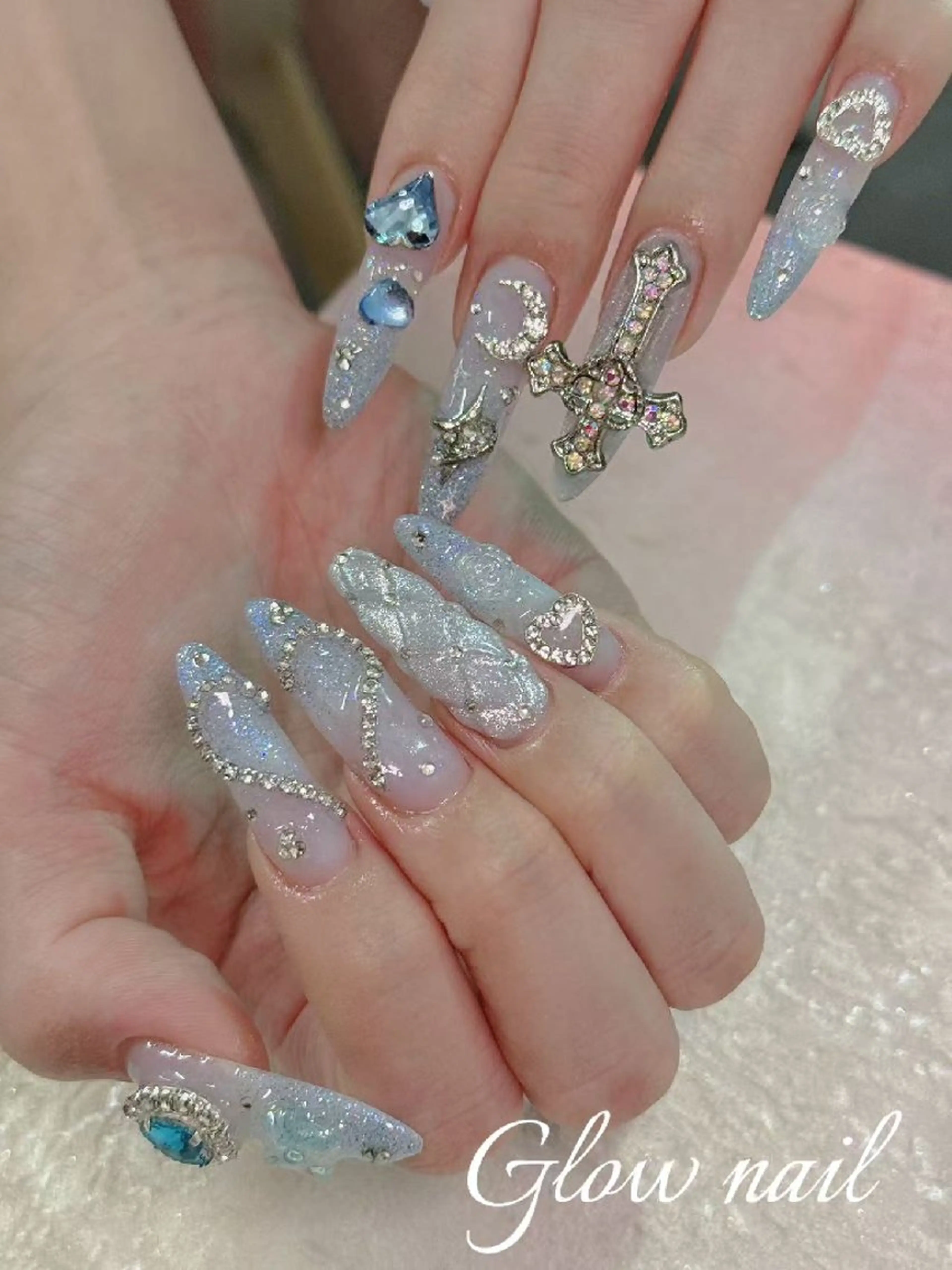 ネイル ハンドネイル グロー ネイルのネイルデザイン