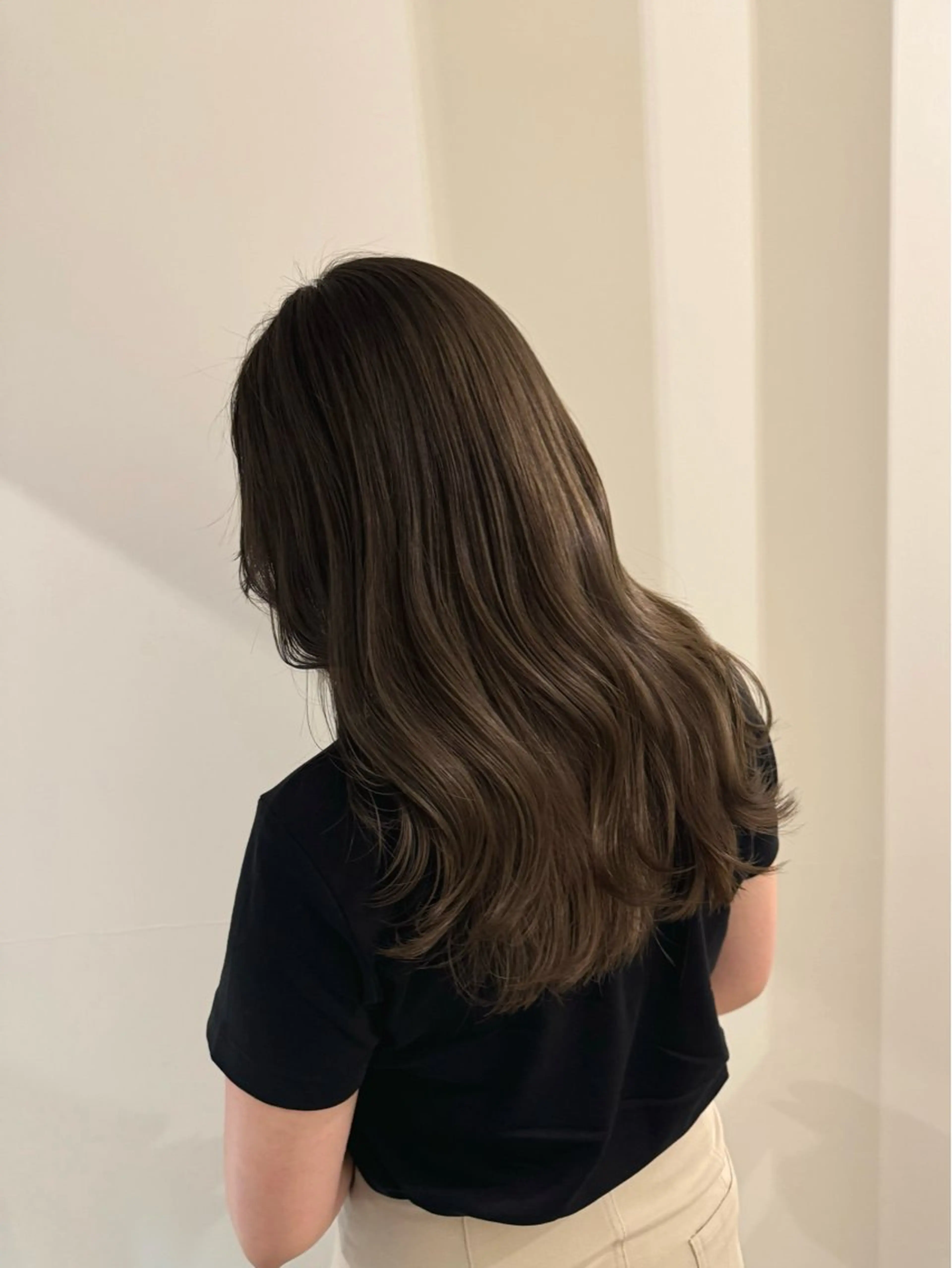 ロング カラー ベージュカラー ブリーチ 透明感カラー オリーブベージュ ヘアカラー 内沼 恵留菜のヘアスタイル