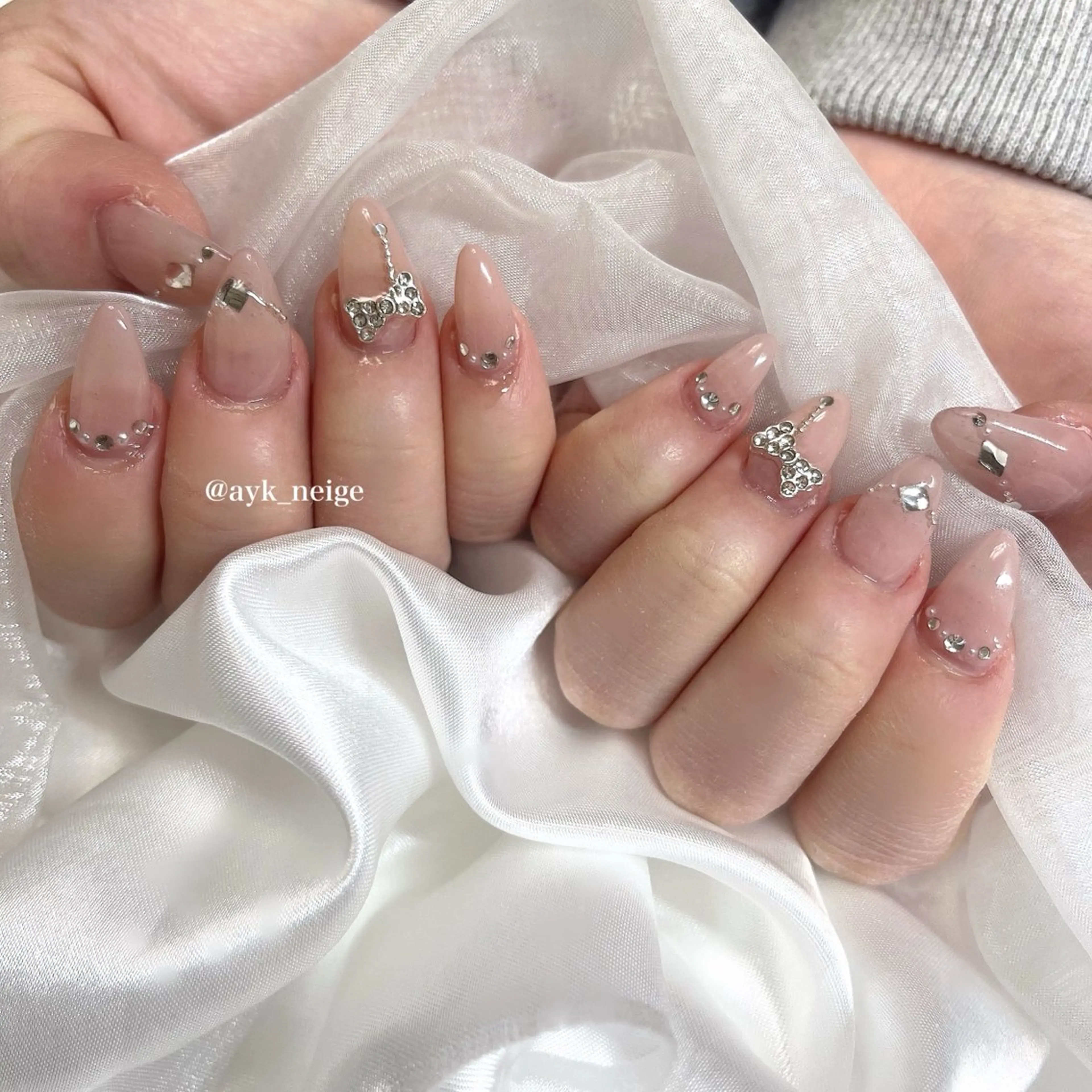 ネイル フットネイル キラキラネイル 韓国ネイル リボン シンプルネイル n'eige nail所属・大谷 綾香のネイルデザイン