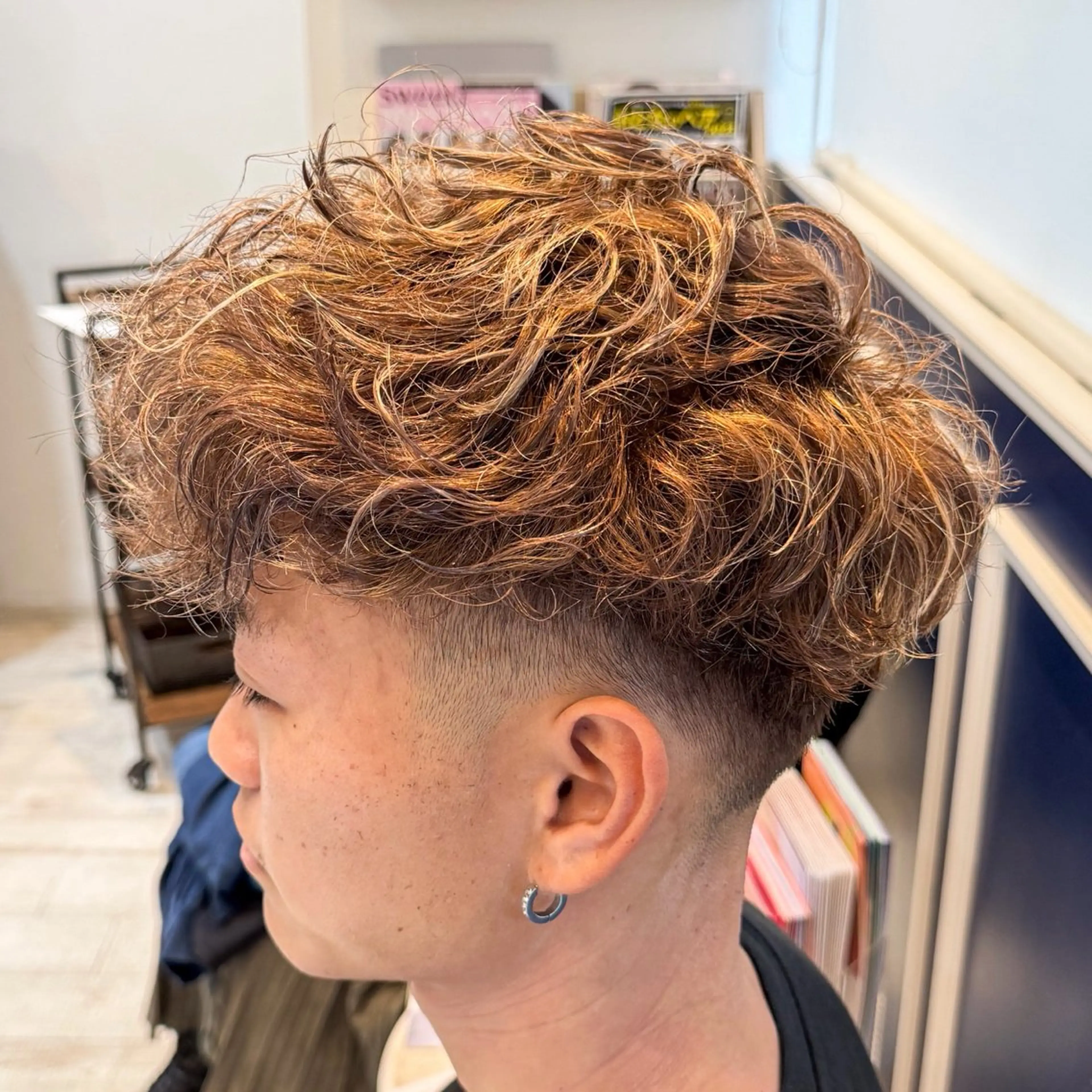 ショート カラー メンズ スペインカール ブラウンカラー カット ヘアカラー 吉田 新平のヘアスタイル