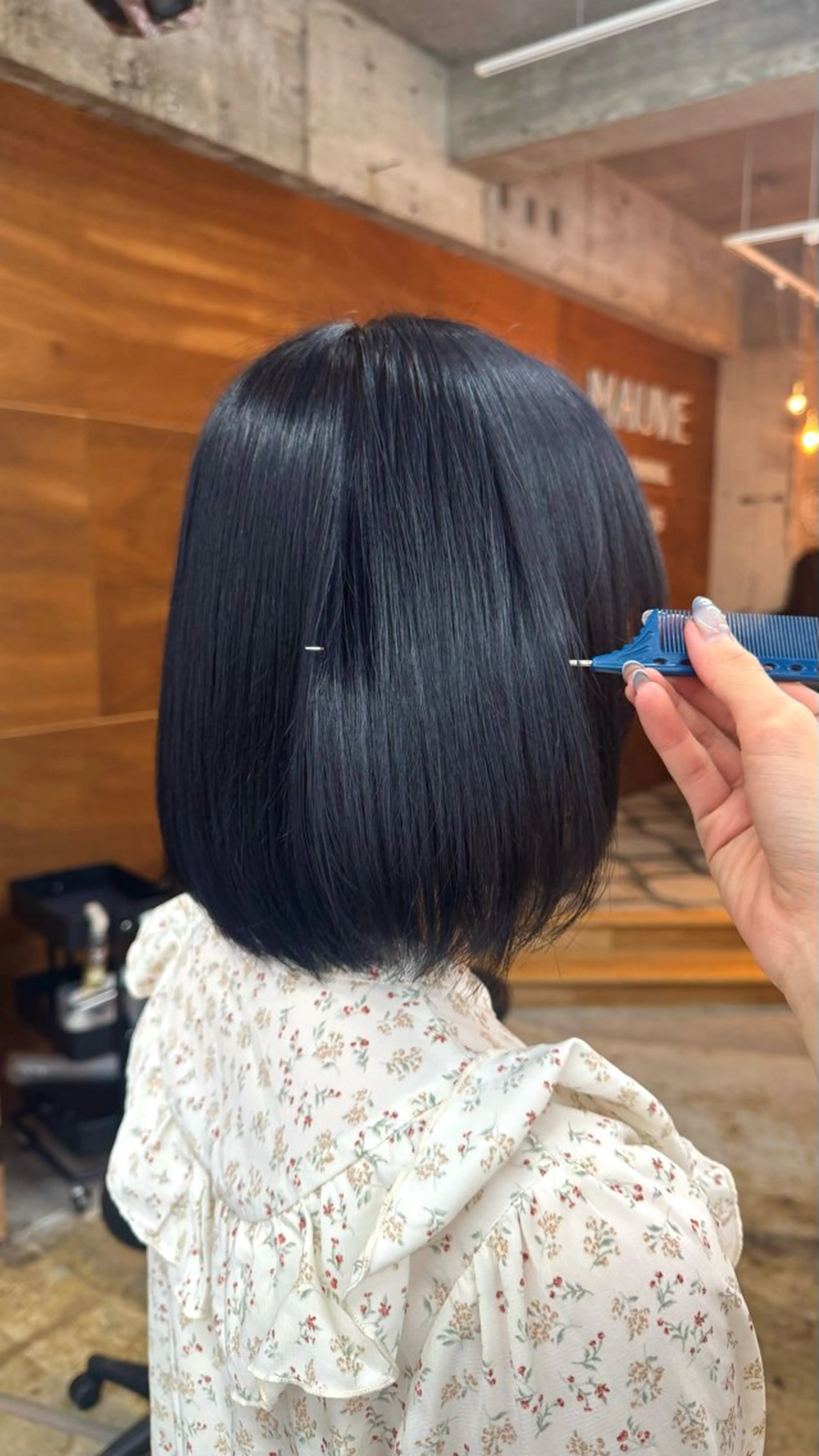 ミディアム カラー 黒髪 ブリーチ ブルーカラー ブルーブラック ヘアカラー トリートメント MAUVE MIYUのヘアスタイル