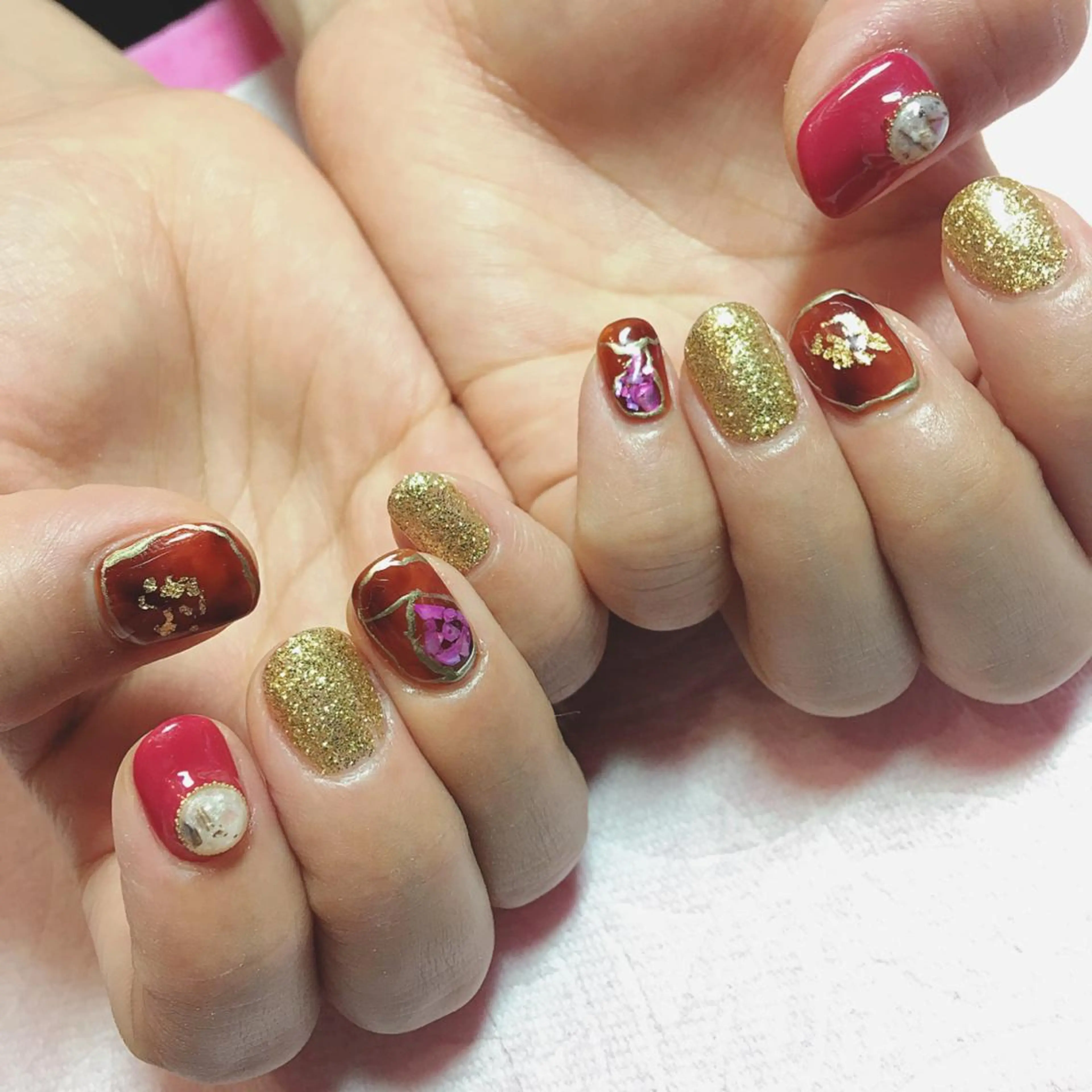 ネイル べっ甲ネイル ゴールド THECOLORS所属・近貞 莉奈のネイルデザイン