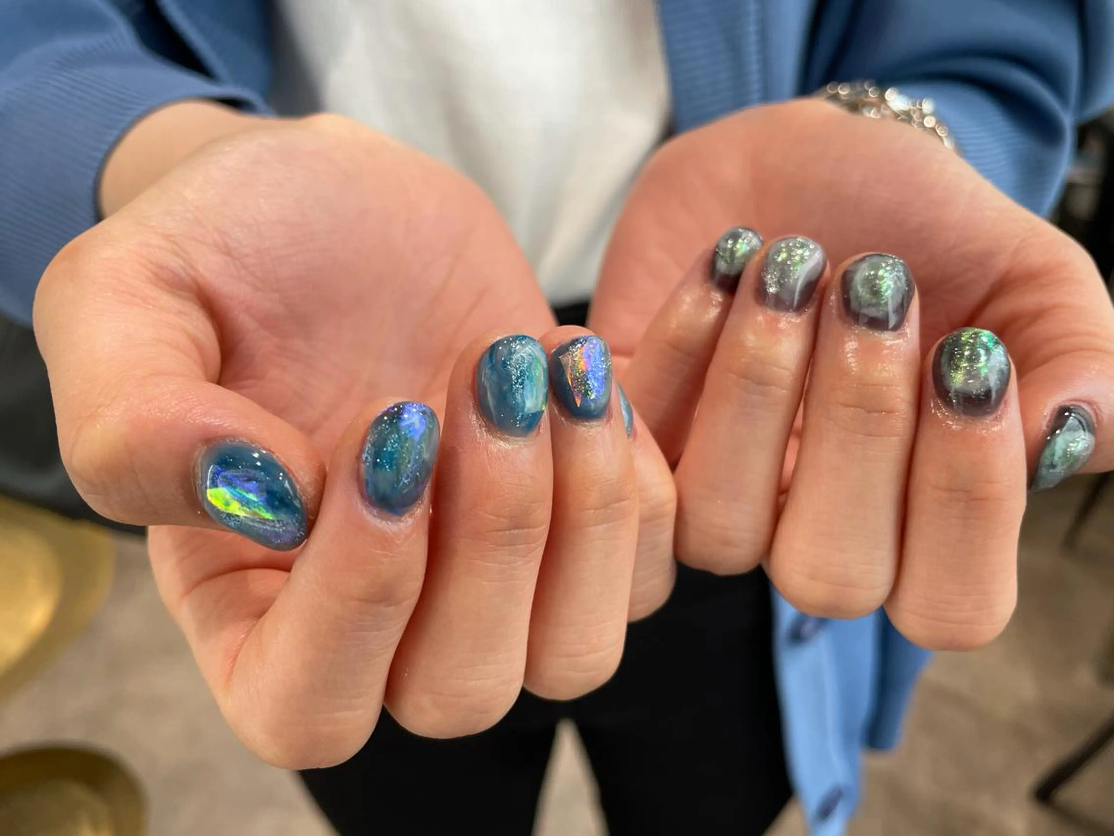 ネイル オーロラネイル ハンドネイル ナチュラル透明感🌱 小山美樹子のヘアスタイル