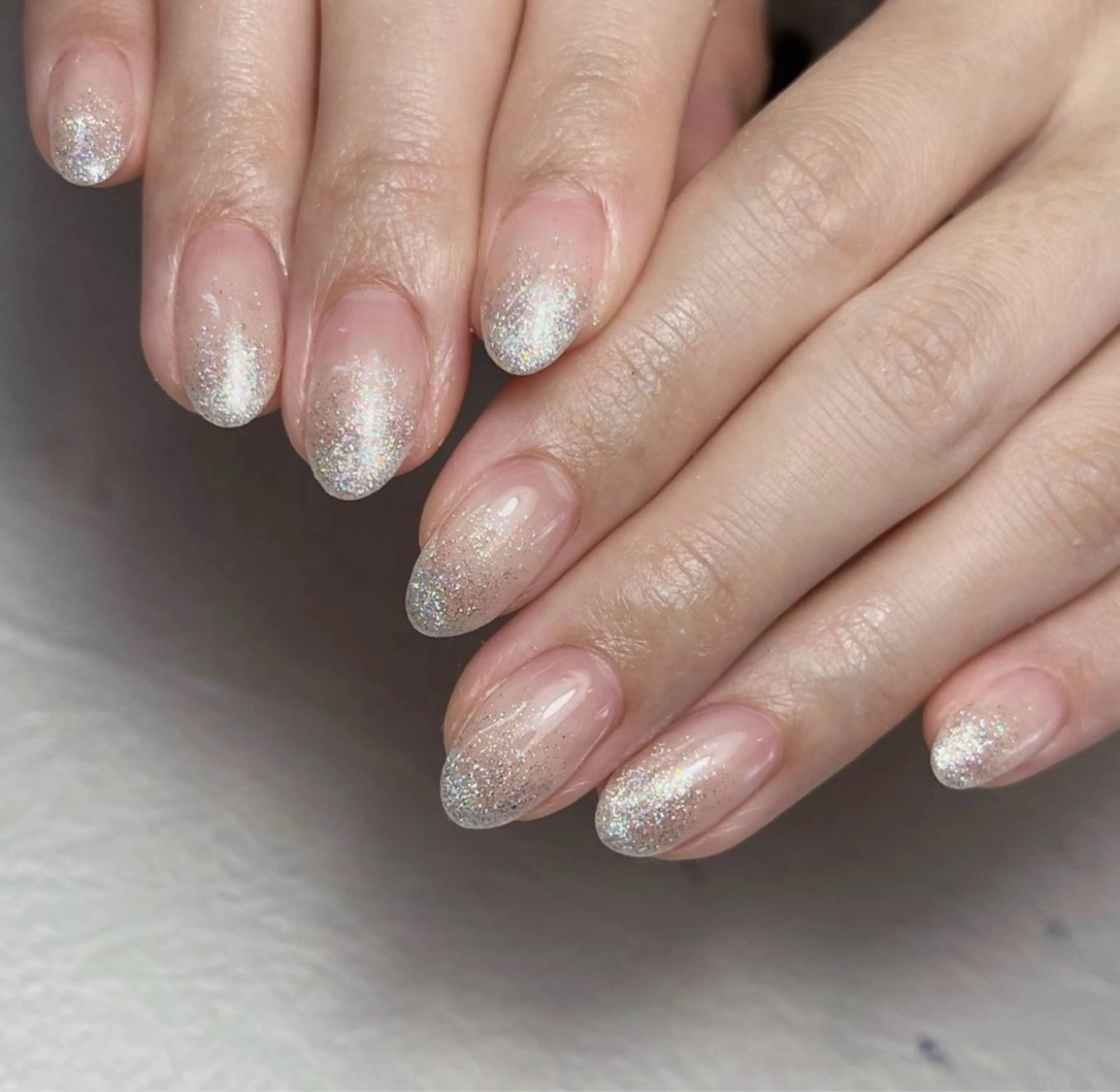 ネイル グラデーション キラキラネイル ラメ(グリッター) ラメグラデーション シルバー ハンドネイル m. akiのネイルデザイン