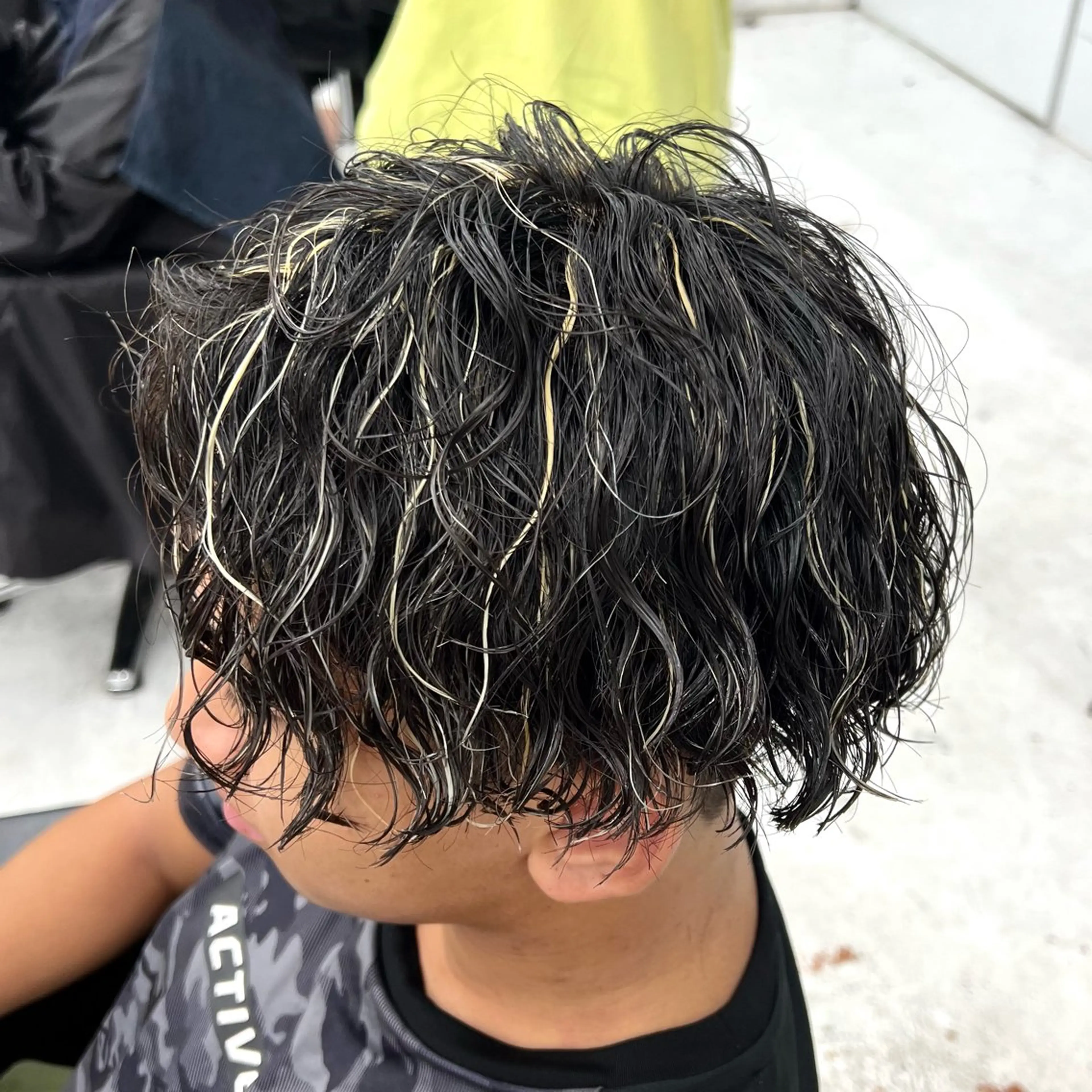 カラー パーマ メンズ センターパート メンズハイライト メンズメッシュ ハイライトカラー メッシュ カット ヘアカラー 柏メンズカットパーマ NO.1タイチのヘアスタイル