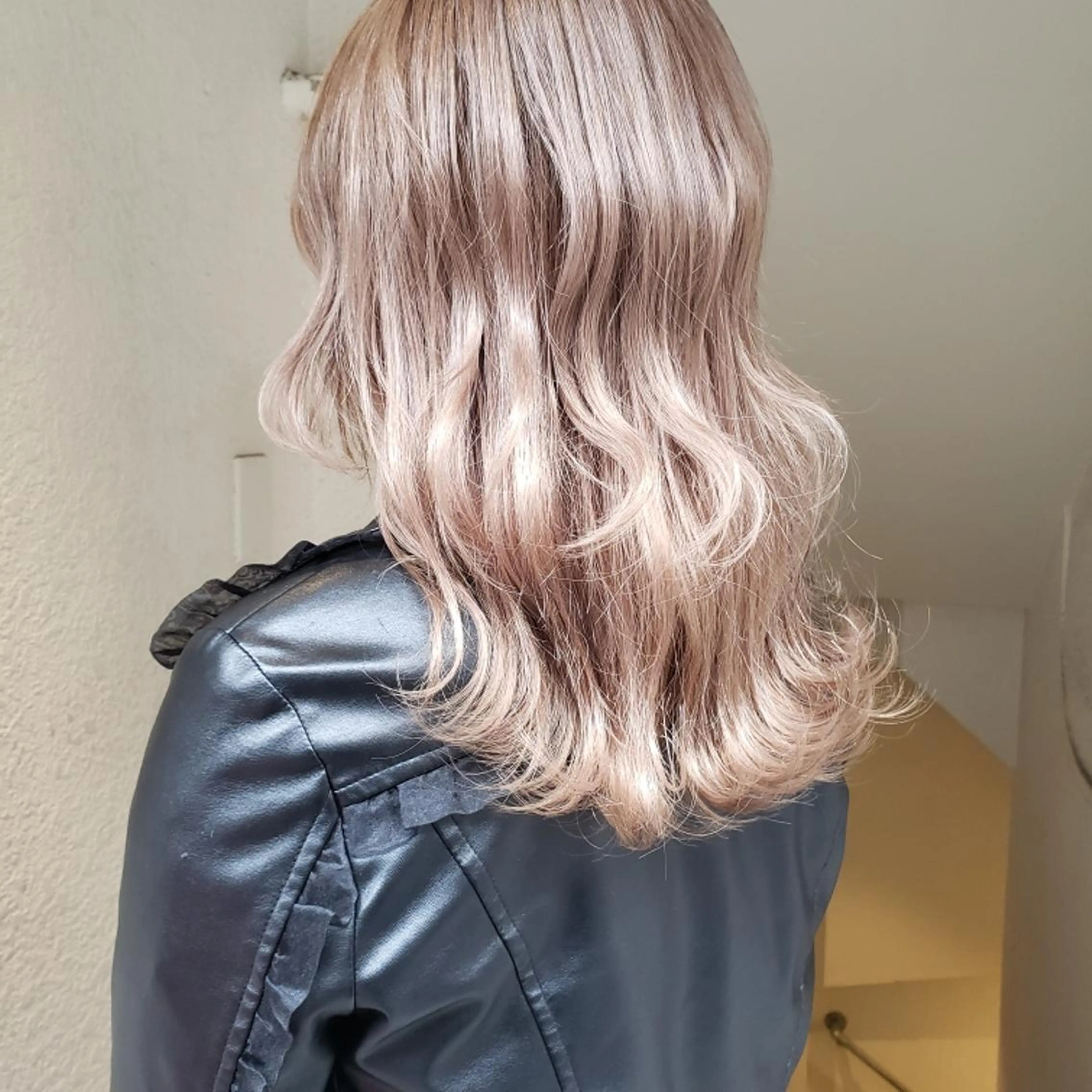 セミロング カット ヘアカラー トリートメント 🇰🇷透明感×ハイ トーン🌟tomoのヘアスタイル