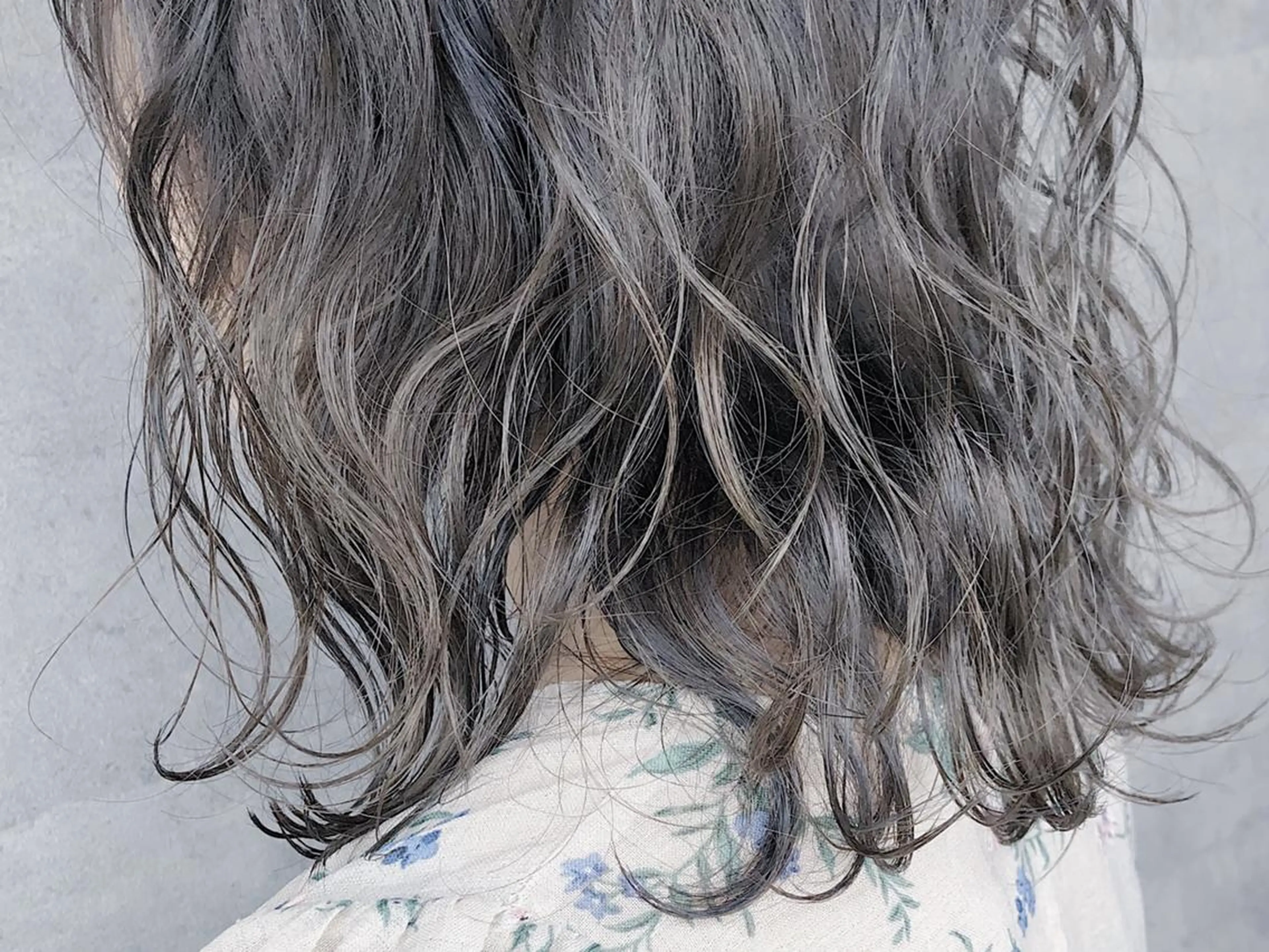 ミディアム カラー _WHITE 天王寺のヘアスタイル