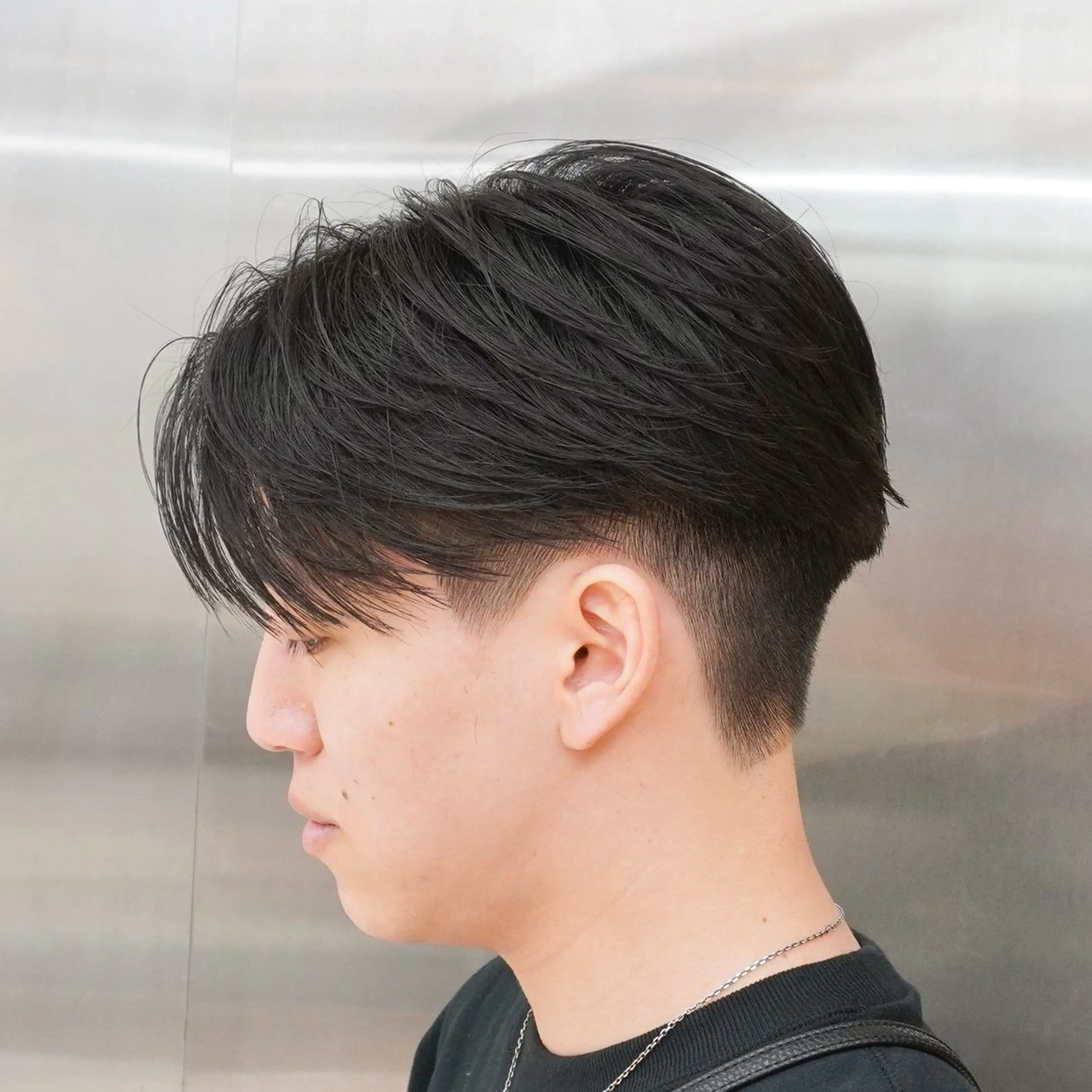 メンズ メンズブリーチ センターパート フェザーパーマ カルマパーマ メンズパーマ カット ヘアセット HIKARI メンズ満足度No.1のヘアスタイル