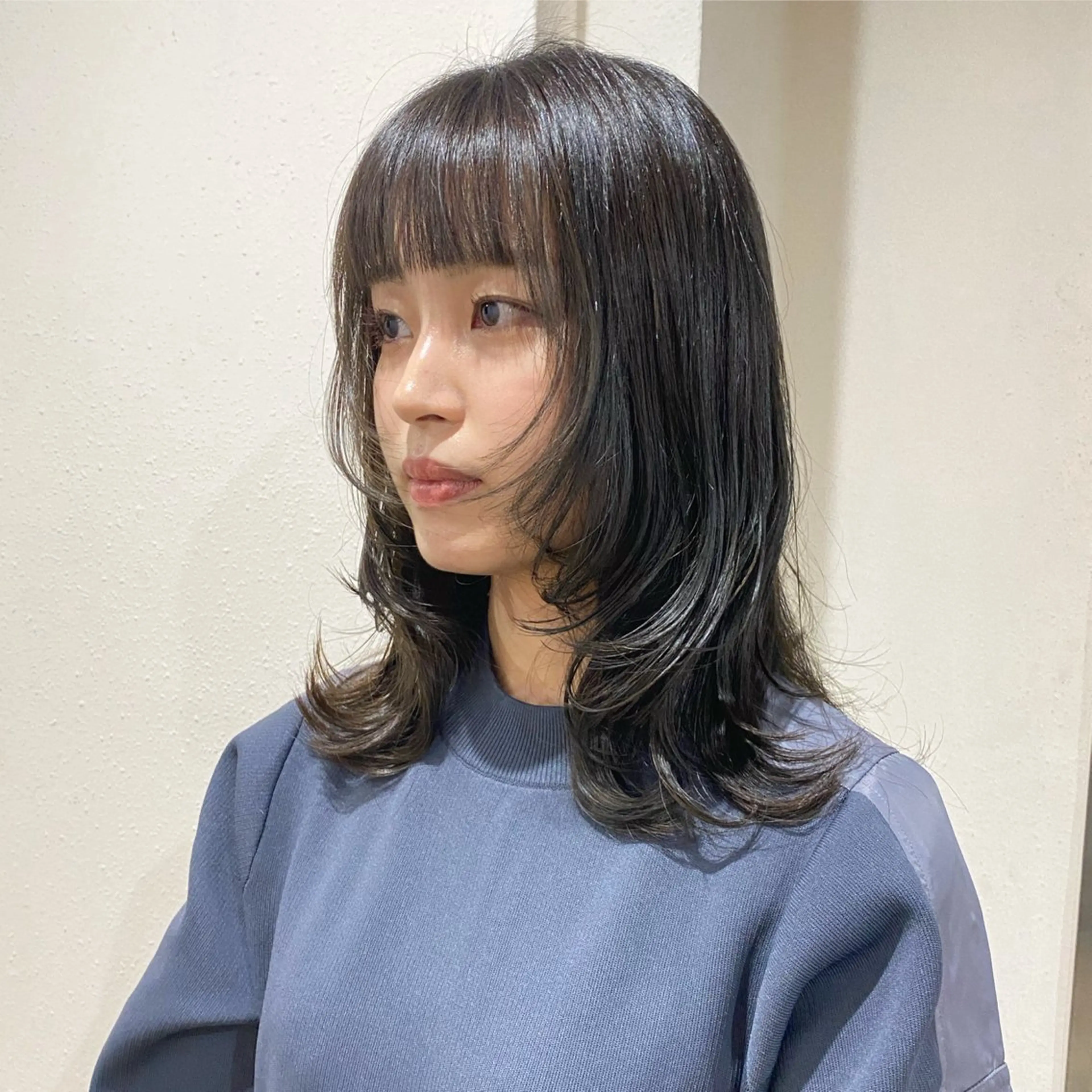 ミディアム カット ヘアカラー トリートメント 肌馴染みくすみカラー 花房 佑夏のヘアスタイル