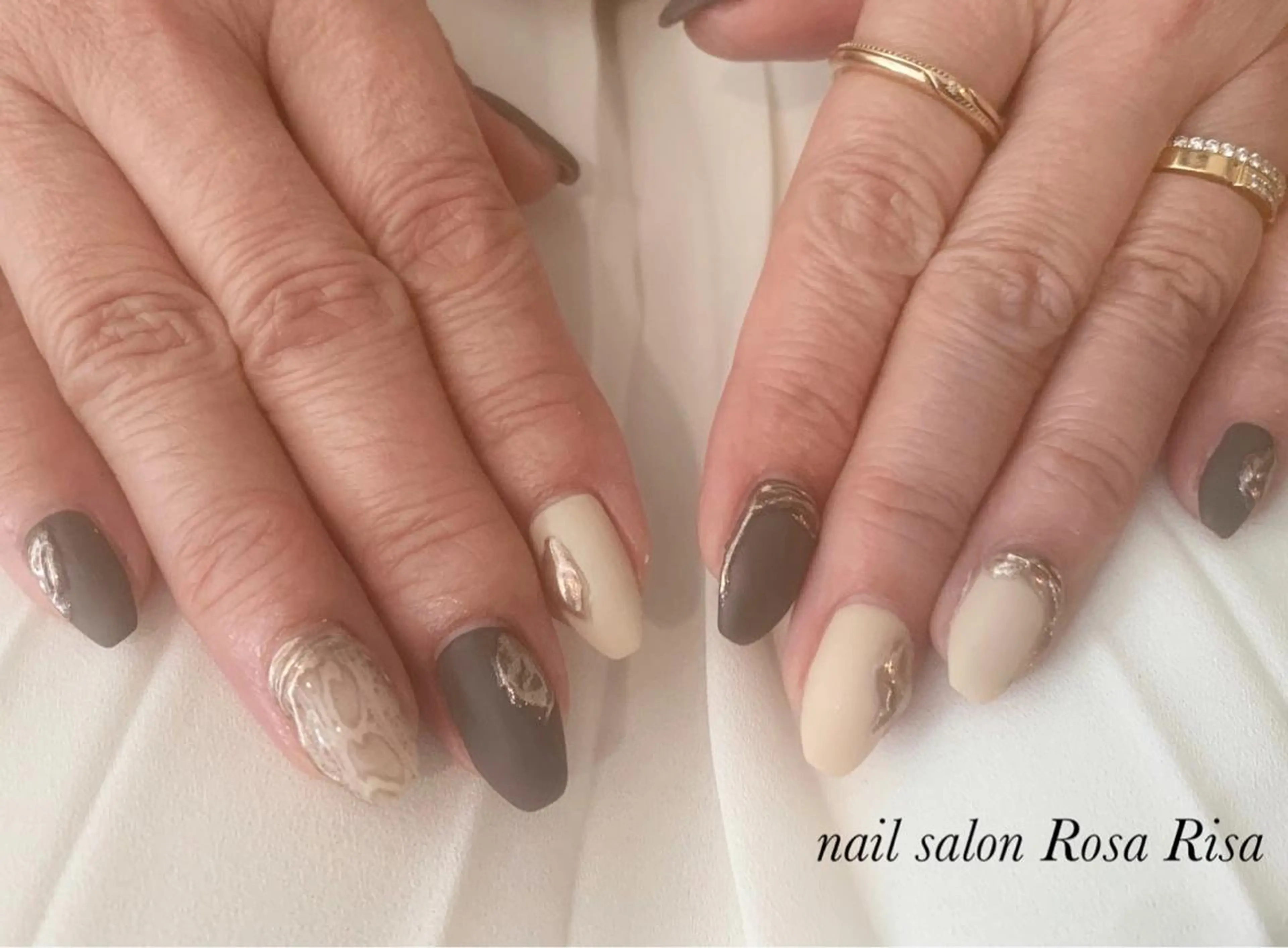 ミディアム ネイル ゴールド ミラーネイル ハンドネイル ネイルスタジオ シェイクユアハンズのネイルデザイン