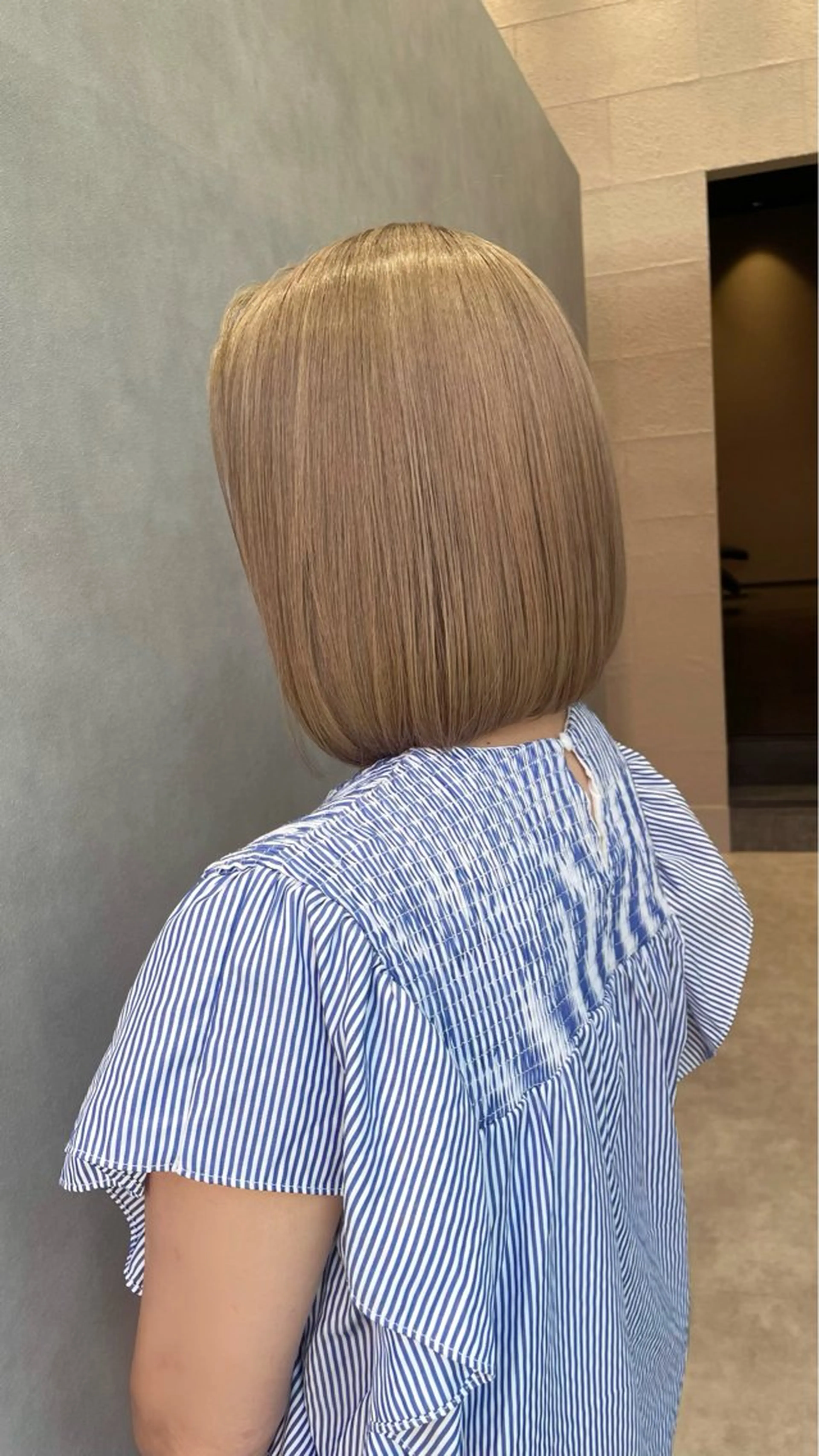 ショート カラー ベージュカラー ハイトーンカラー ミルクティーベージュ ボブ カット ヘアカラー トリートメント ヘアセット EMANONシェアサロン心斎橋店所属・韓国メンズヘア　ミル クティボブ　足立佳代のヘアスタイル