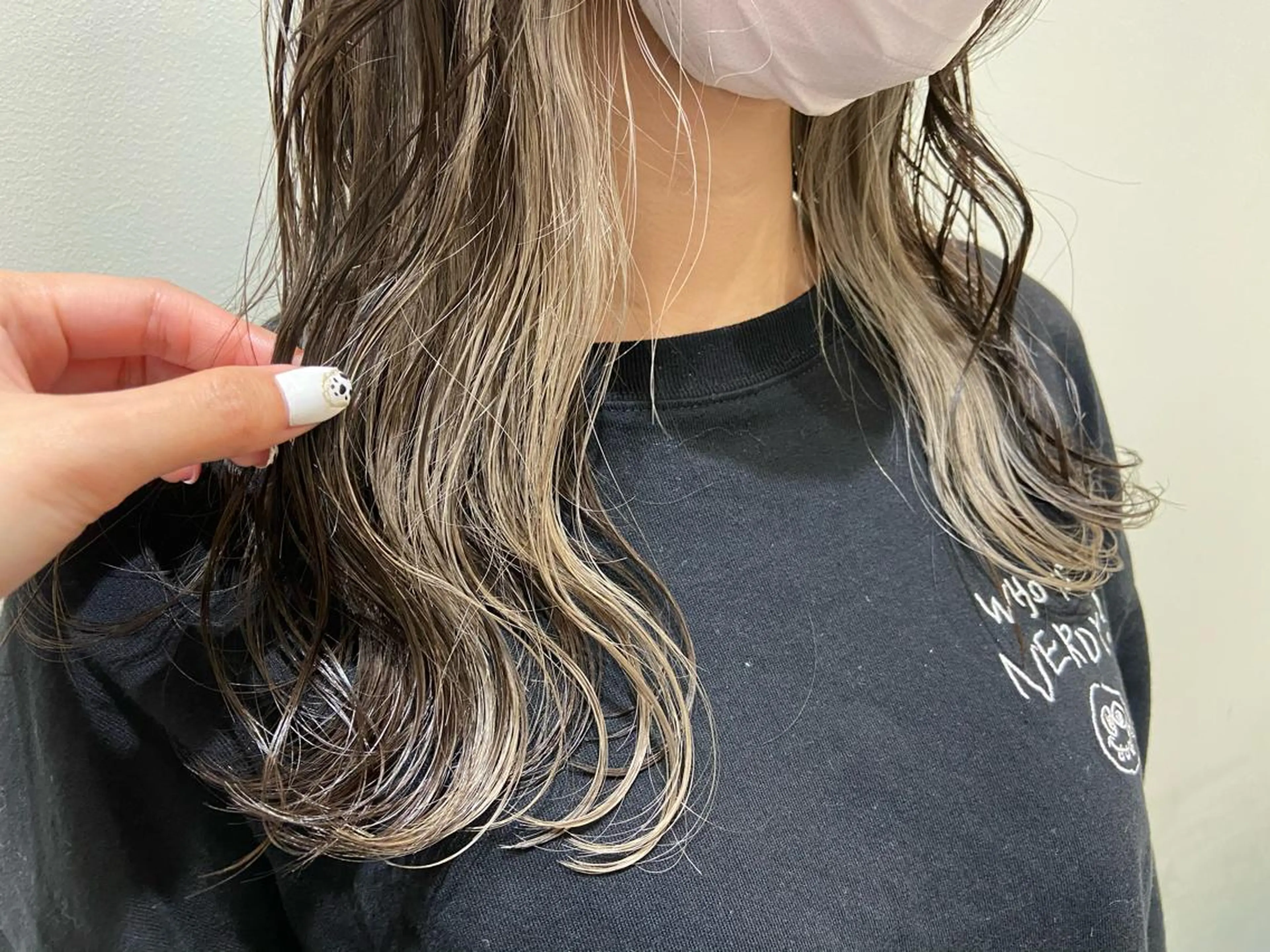 セミロング カラー アッシュ インナーカラー ホワイトアッシュ カット ヘアカラー Amour なぐらのヘアスタイル