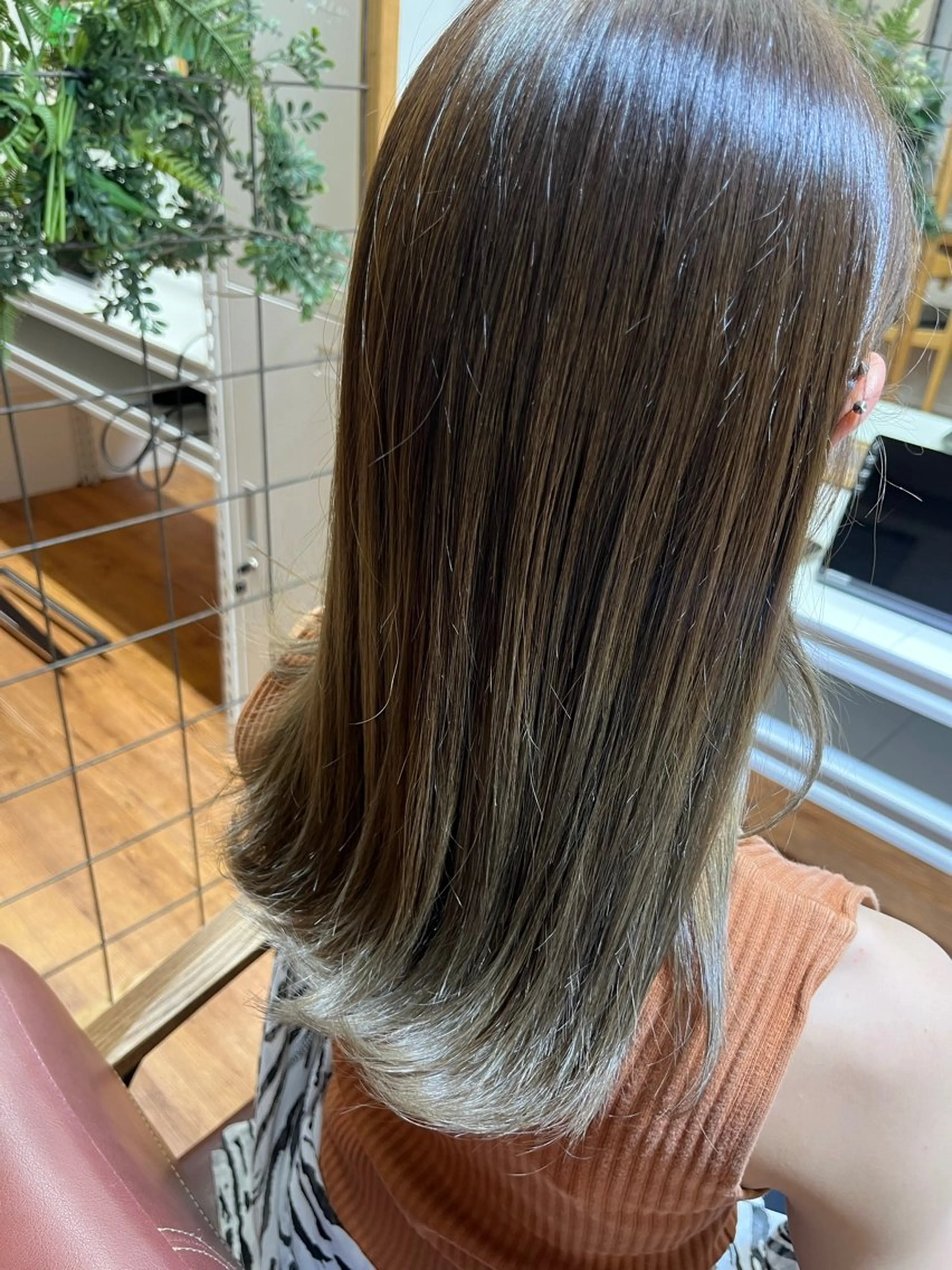 ロング 腰越 麻奈のヘアスタイル