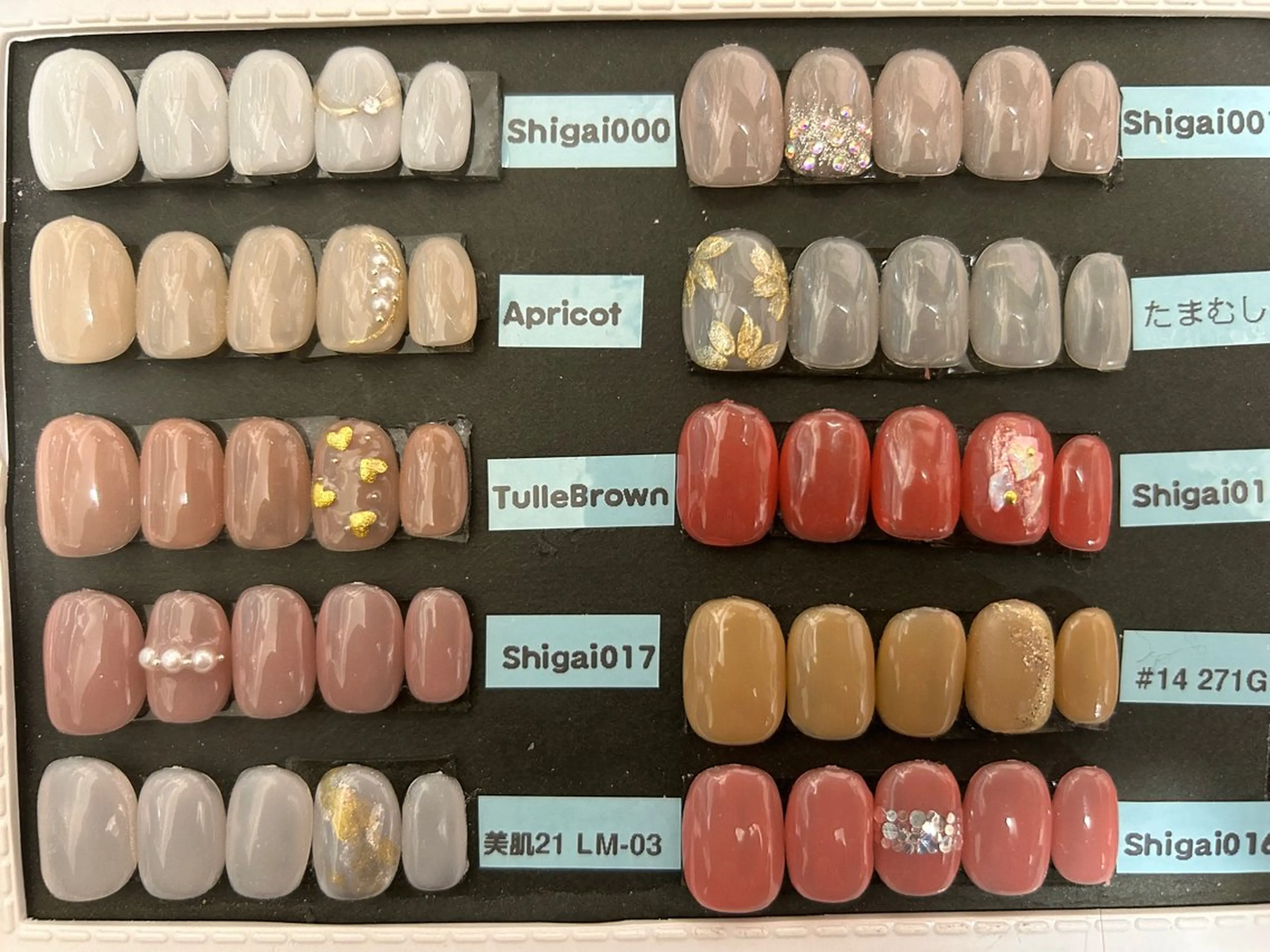 オフ込み、シンプルなアートができるネイル・写真の中のアートから自由に選択　片手に1本ずつの写真