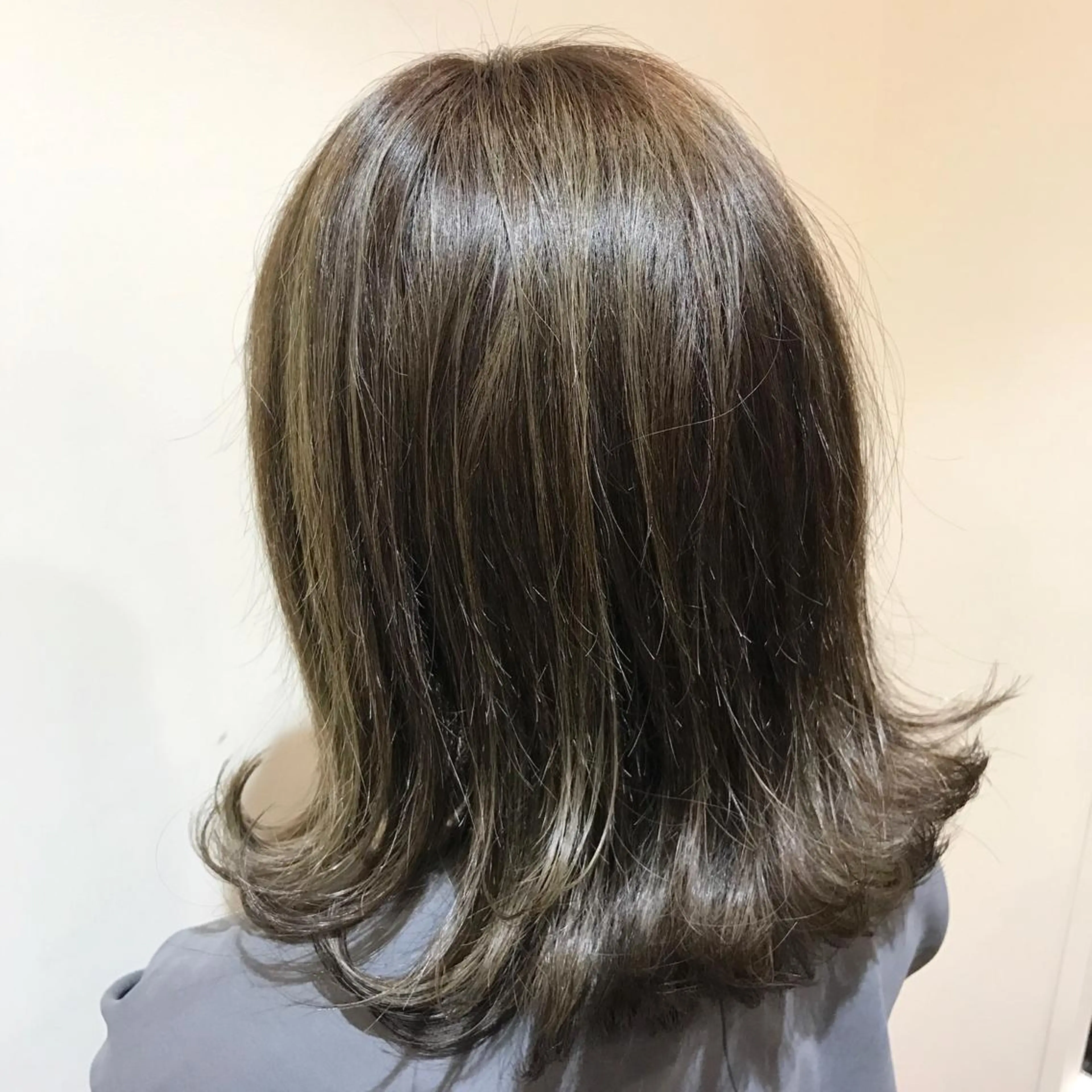 ミディアム カラー グレージュ イルミナカラー 鈴村 大介のヘアスタイル