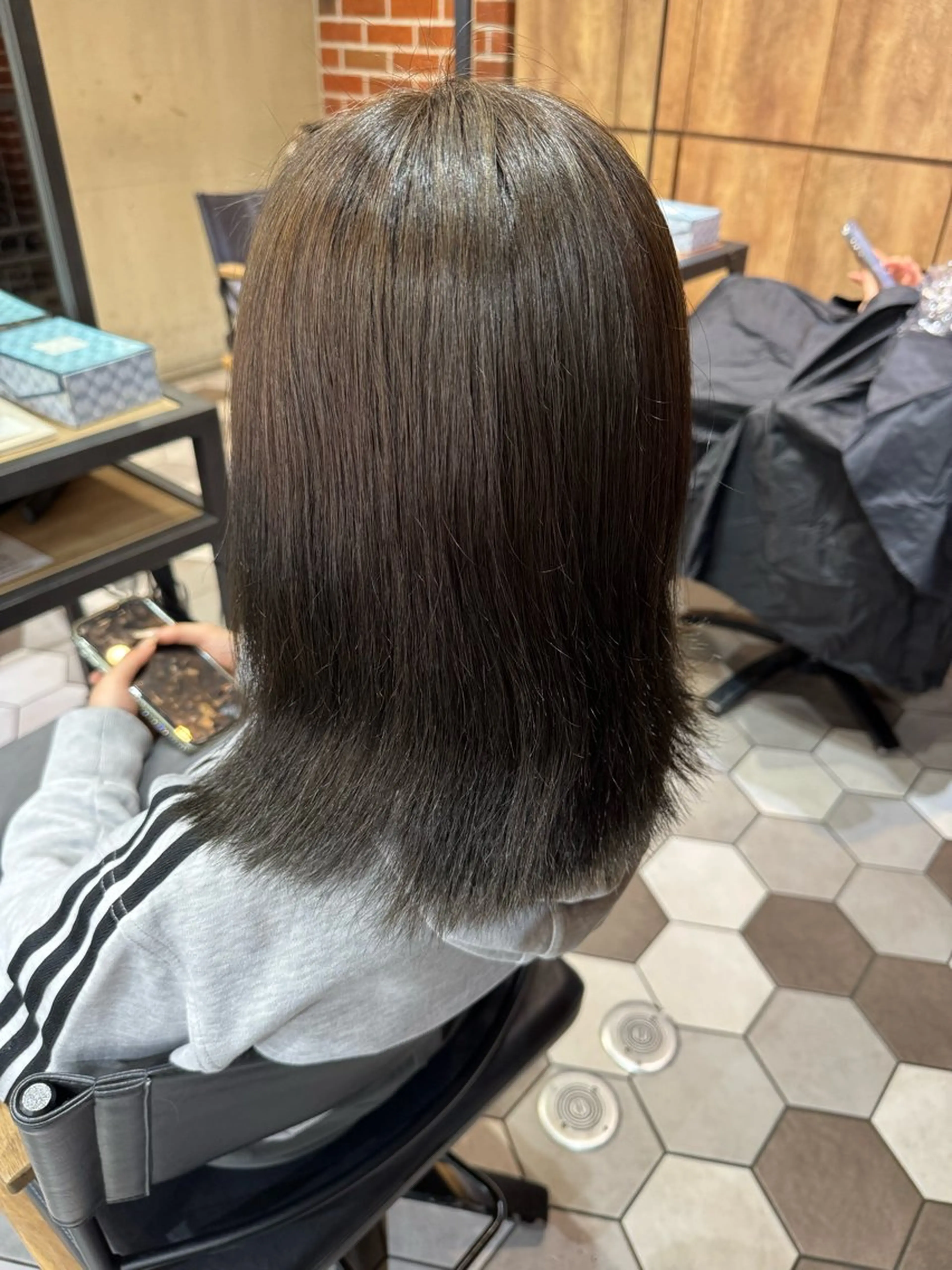 ミディアム カラー グレージュ オリーブグレージュ オリーブグレー ヘアカラー 近藤 愛理のヘアスタイル