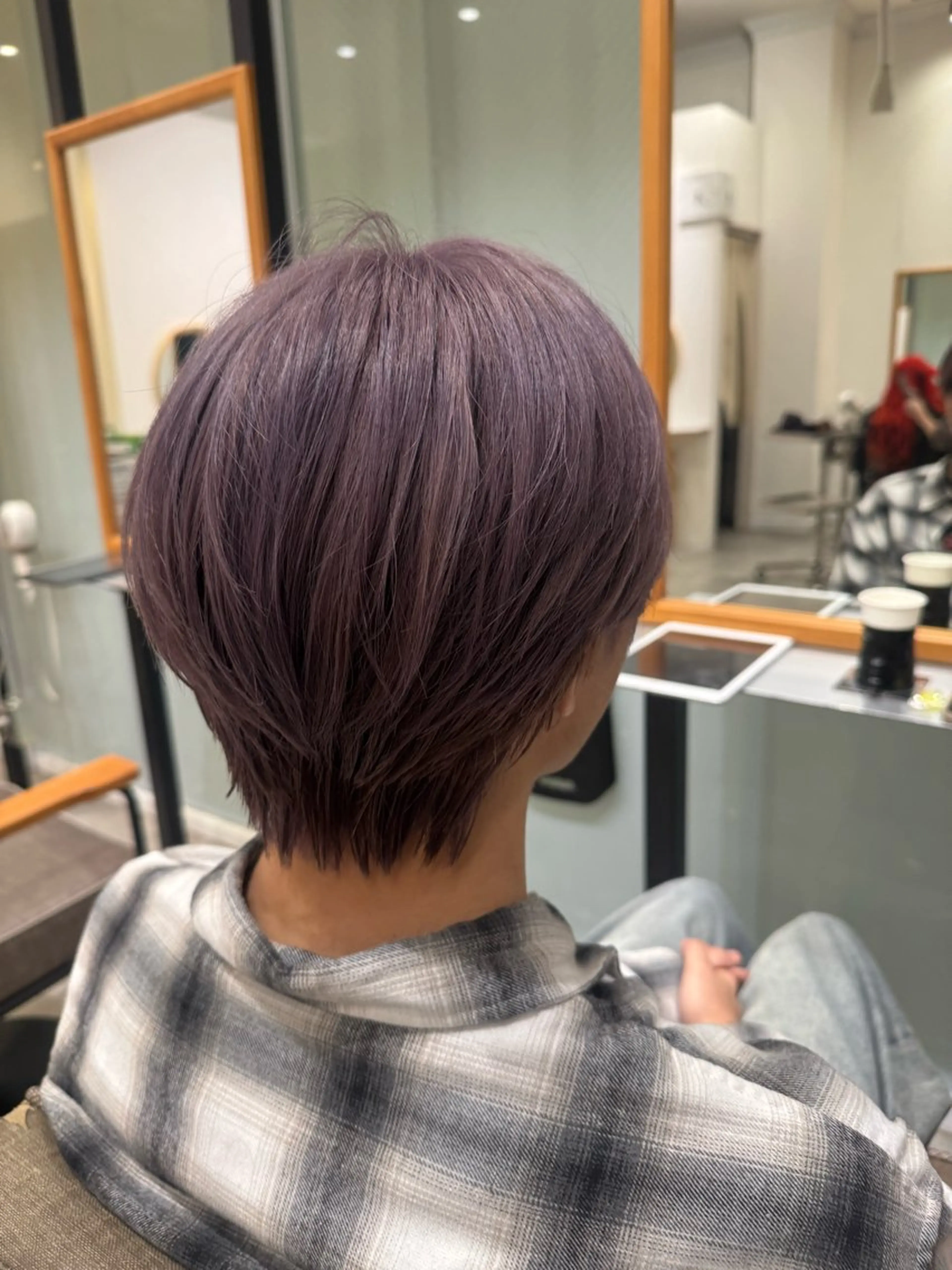 カラー アッシュ ブリーチ パープルアッシュ シルバー 堤 裕香のヘアスタイル