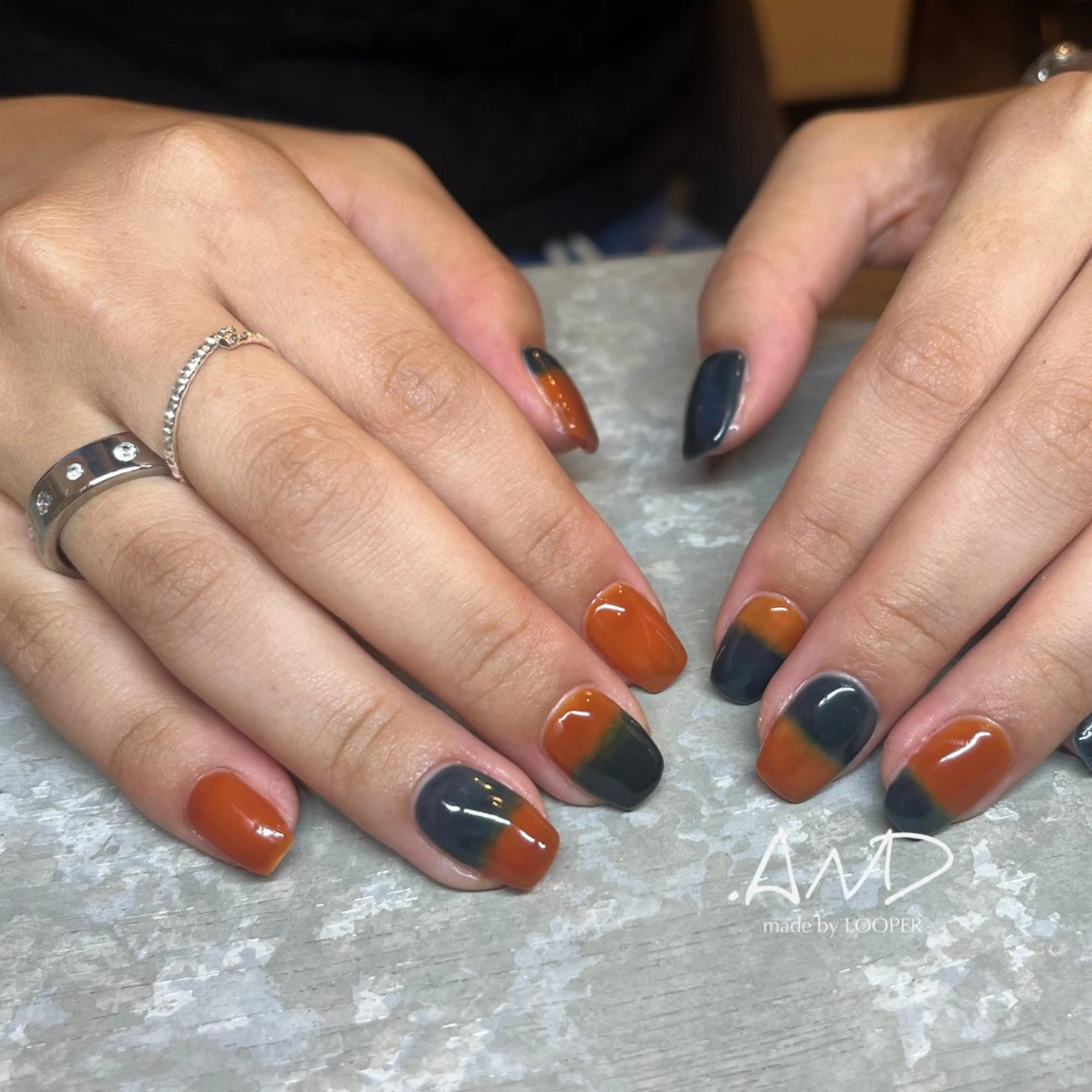 ネイル アートネイル ブルー ニュアンスネイル オレンジ ハンドネイル LOOPER所属・mzh ...のネイルデザイン