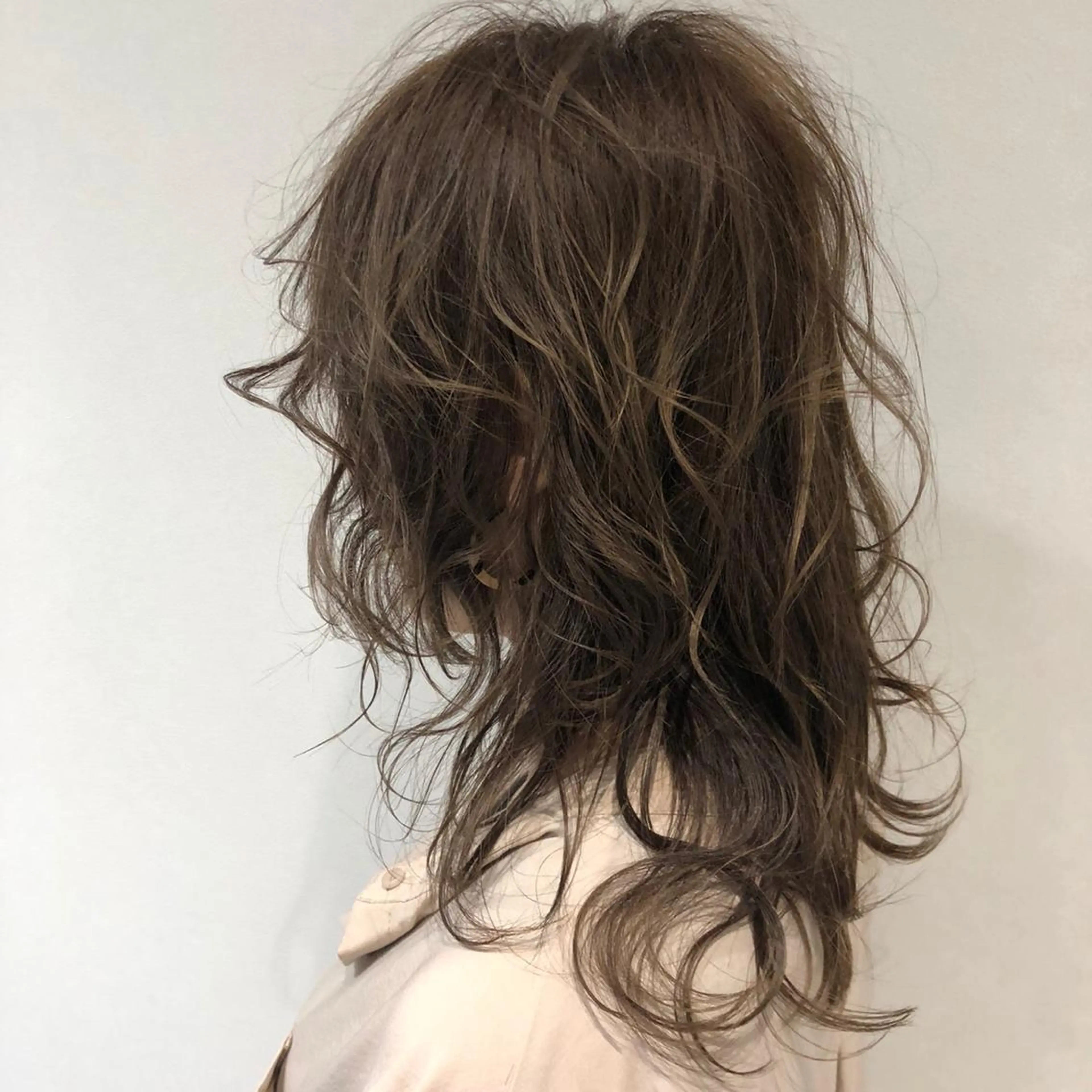 ミディアム カラー レイヤーカット ウルフカット 久保田 茜のヘアスタイル