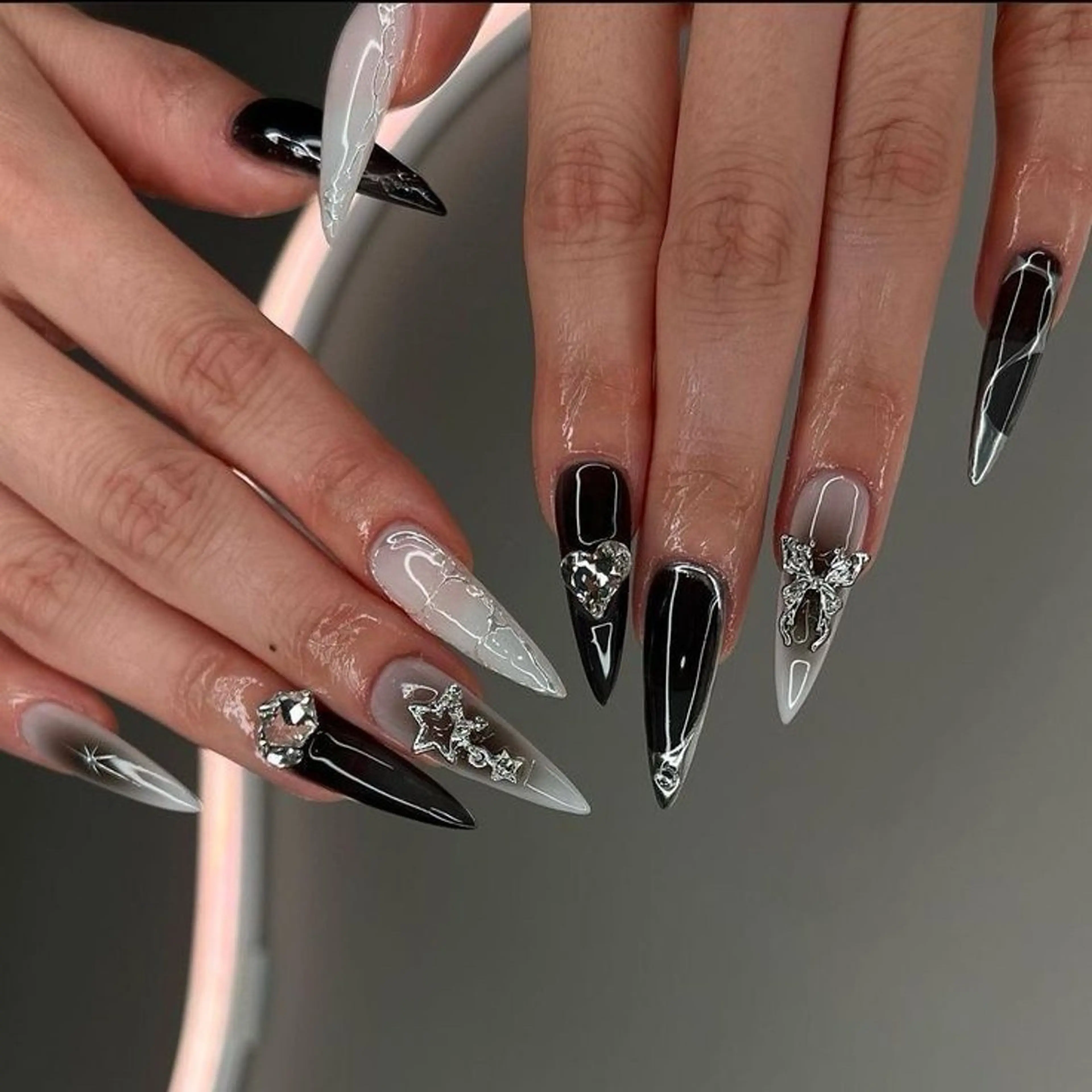 ネイル グラデーション ラメ(グリッター) マグネットネイル ミラーネイル ニュアンスネイル ハンドネイル 波 なみのネイルデザイン