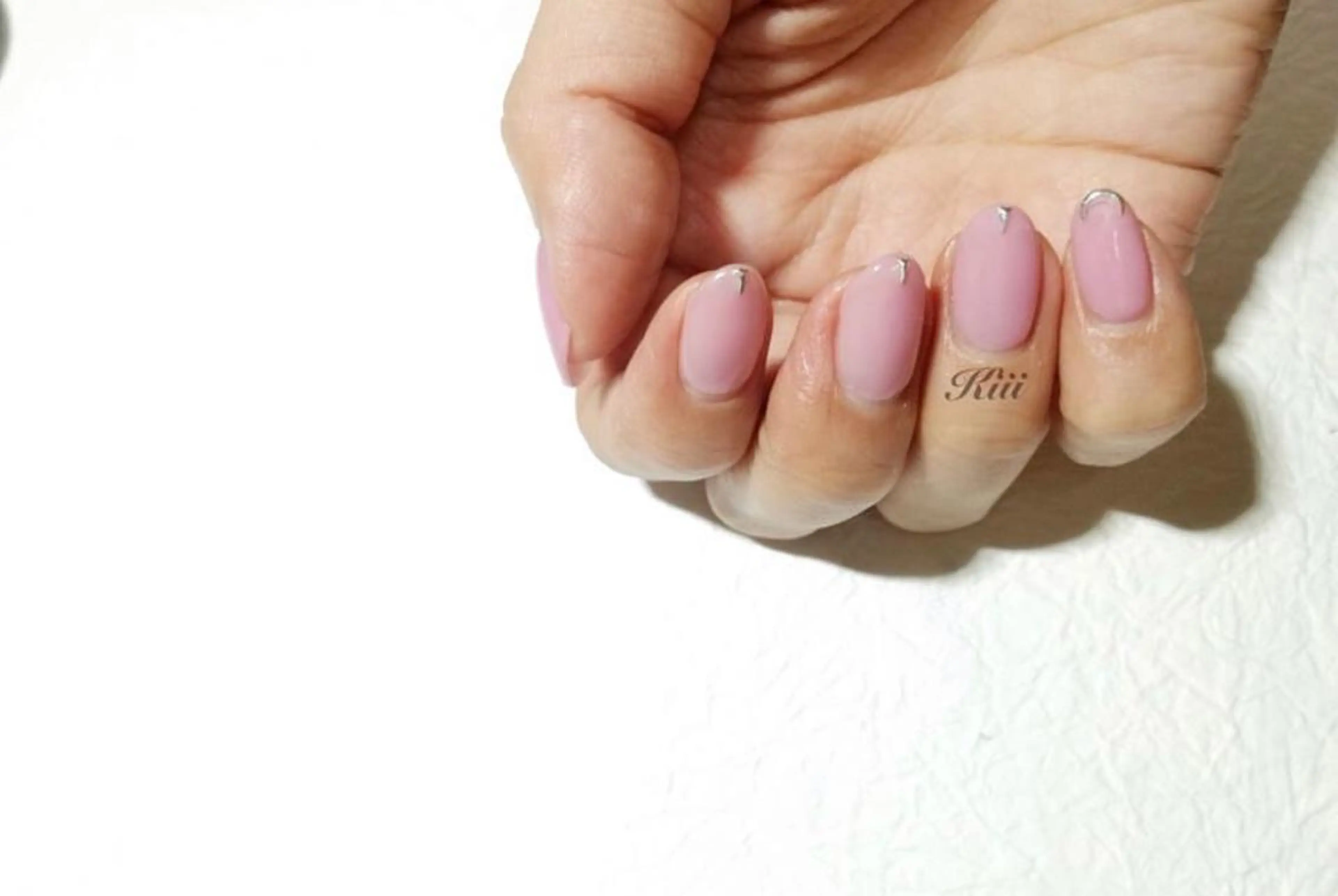 ネイル カジュアル ピンク シルバー ハンドネイル フットネイル kiii.__ ✴︎*のネイルデザイン