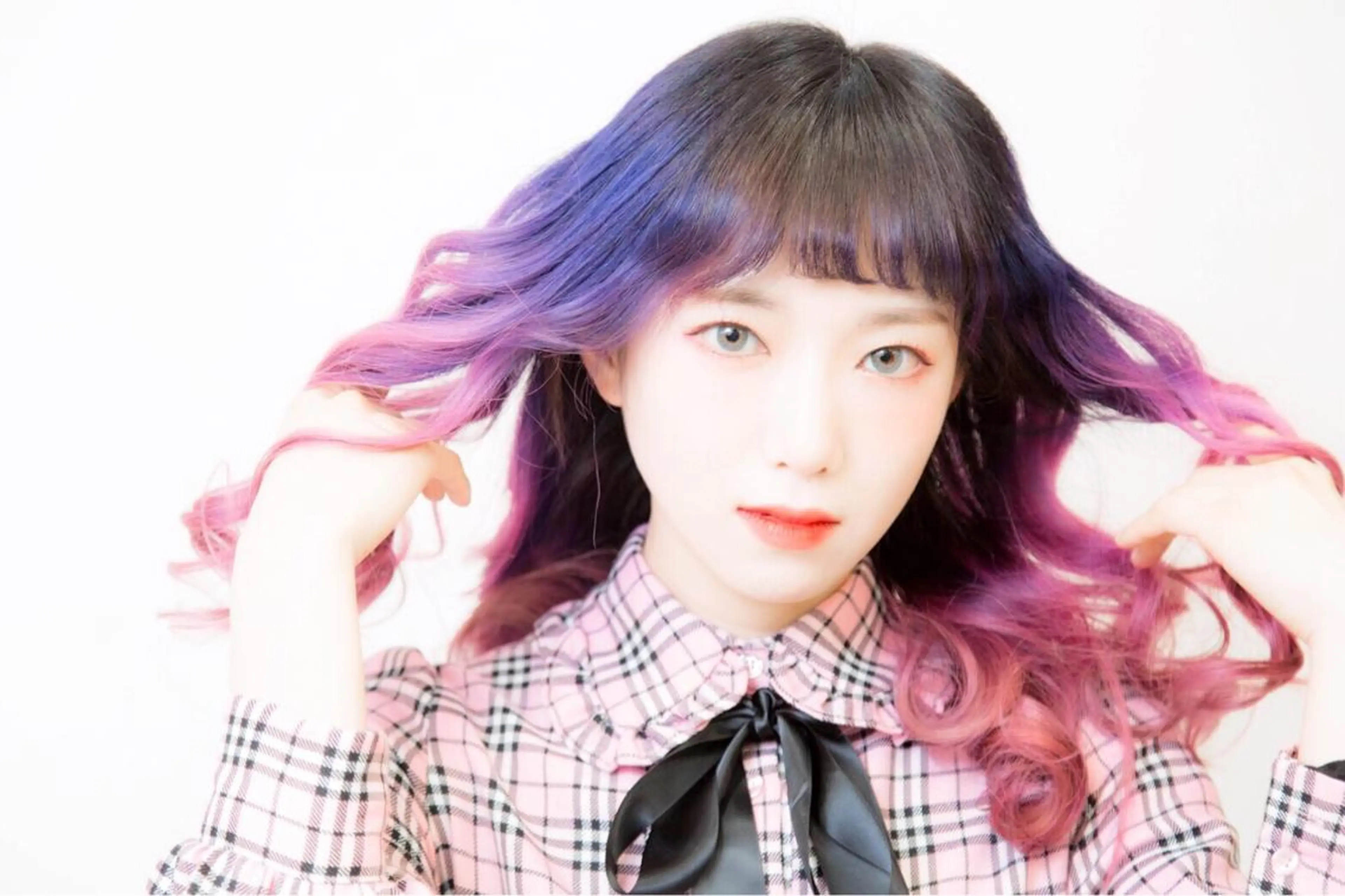 セミロング カラー "PEPPU "所属・🌈推し色派手髪 ハイトーンShinのヘアスタイル