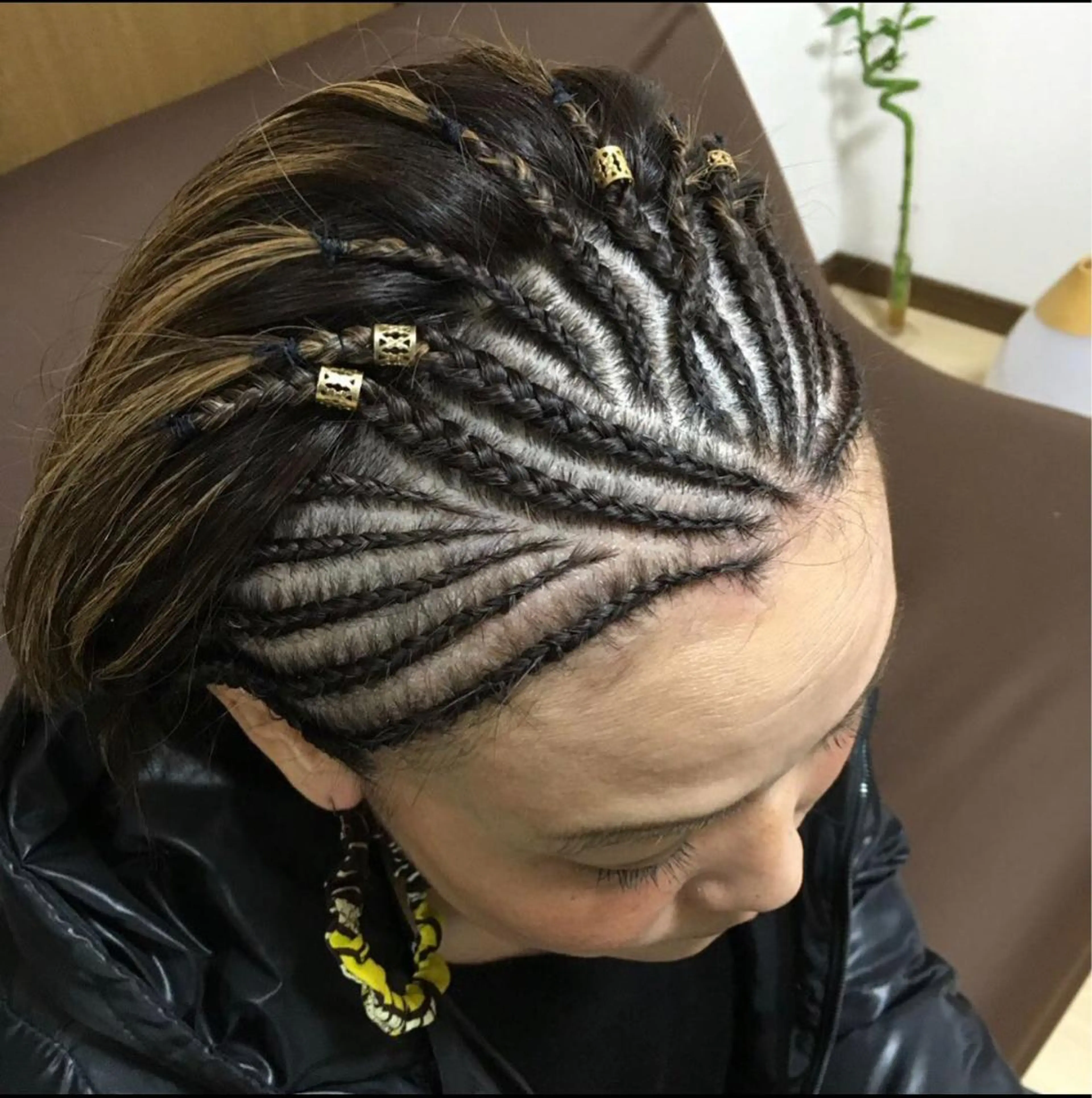 ハーフコーンロウ15列以内(地毛のみデザインなし)※ご予約時にデザインの有無、エクステ入れる場合お色をお願いします。の写真