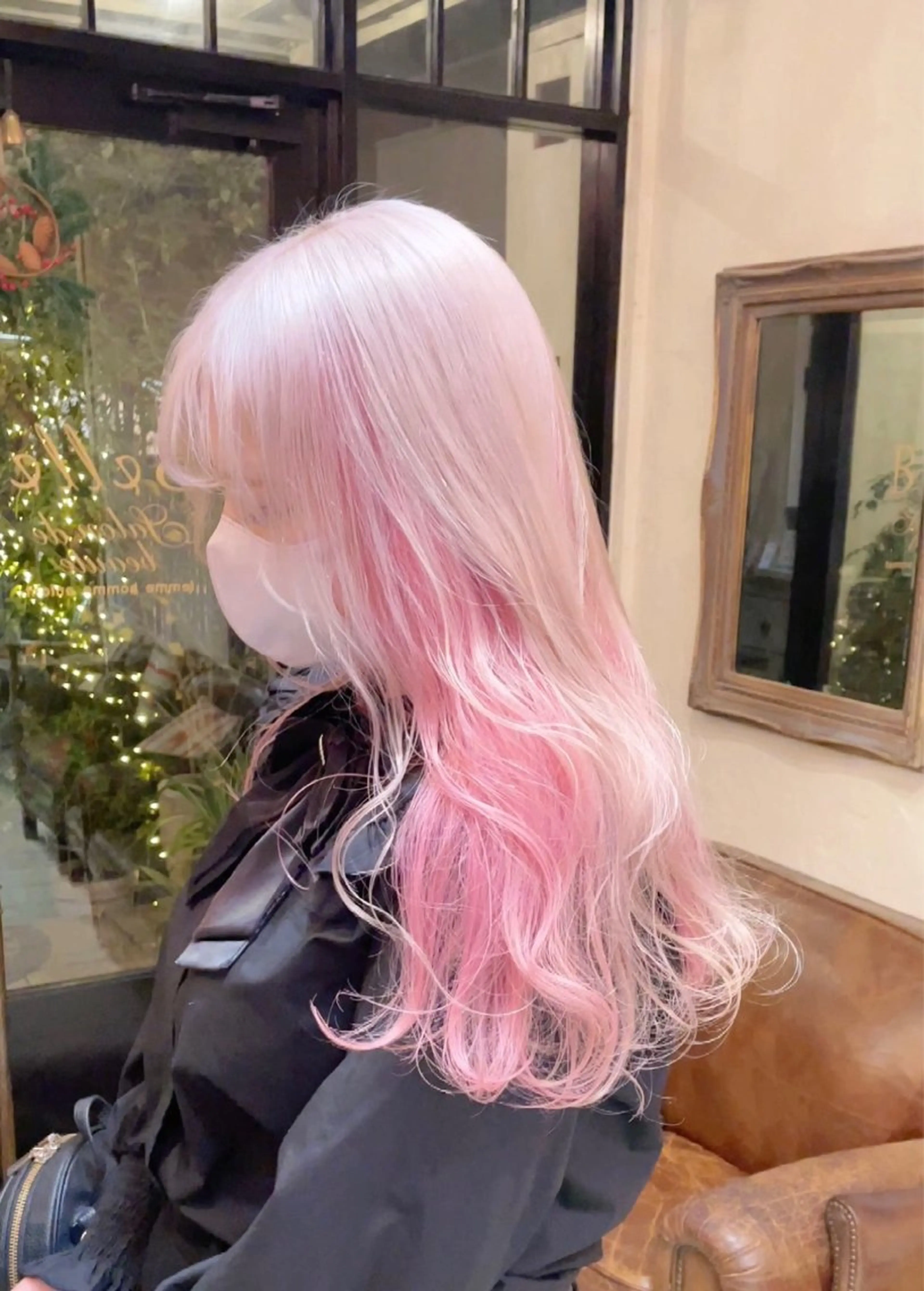 ロング カラー ブロンド インナーカラー ピンクカラー ホワイトピンク ホワイトブロンド ヘアカラー トリートメント りく　レイヤーカット ケアブリーチのヘアスタイル