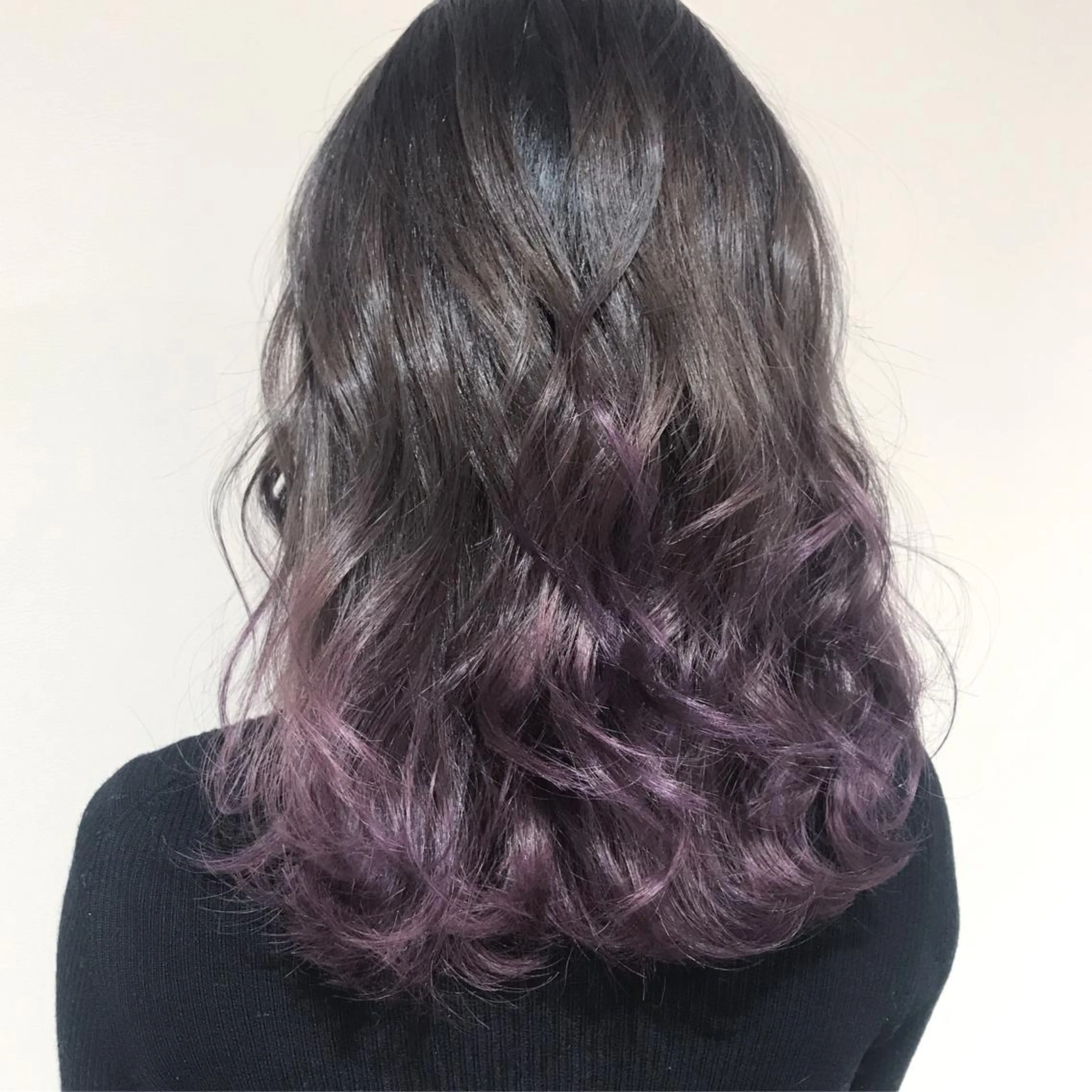 ミディアム カラー アッシュ アッシュグレー アッシュグレージュ バレイヤージュ ブリーチ AMI Hair  supply所属・髪質改善カラー 韓国風レイヤーのヘアスタイル