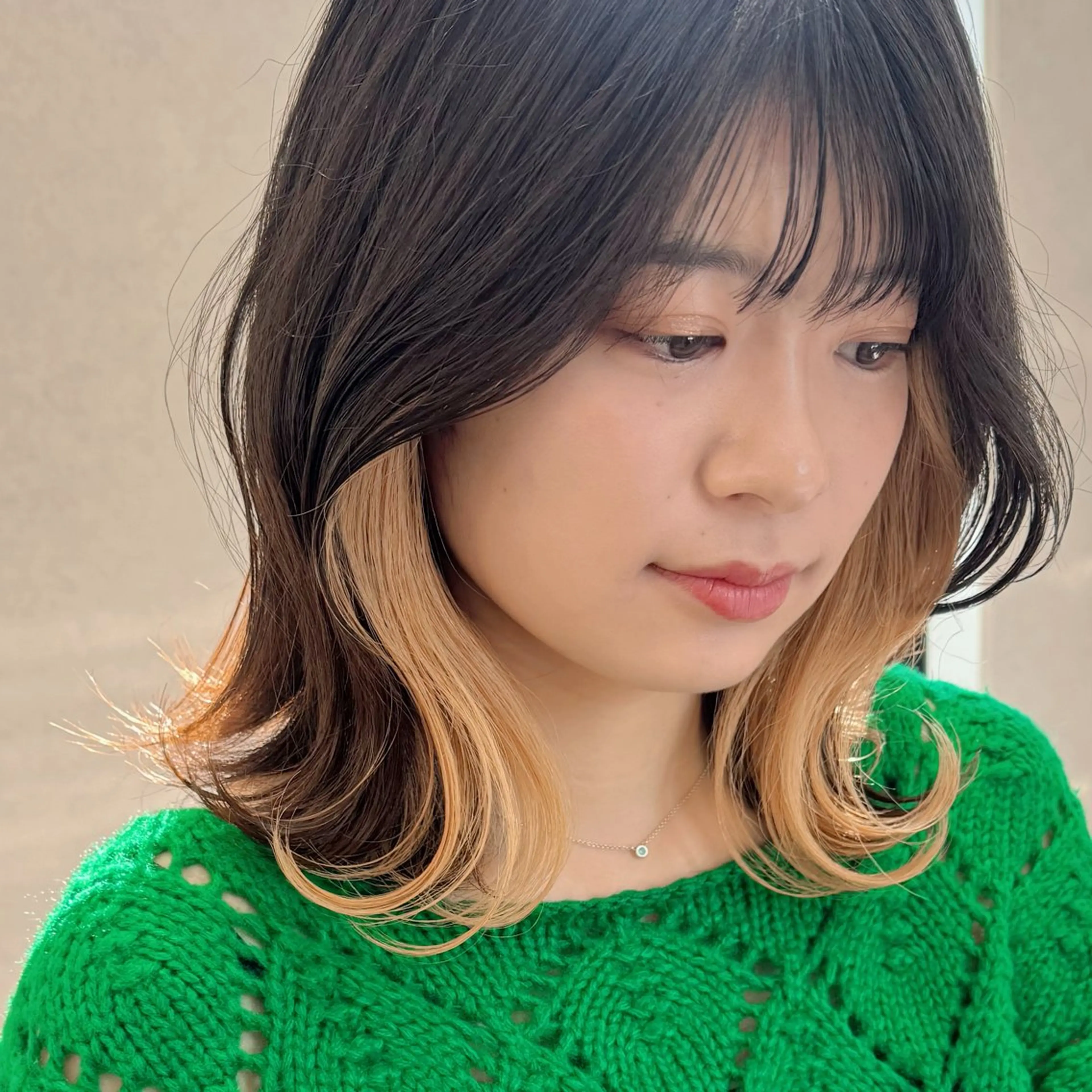 ミディアム 切りっぱなしボブイヤ リングカラー清水隆央のヘアスタイル