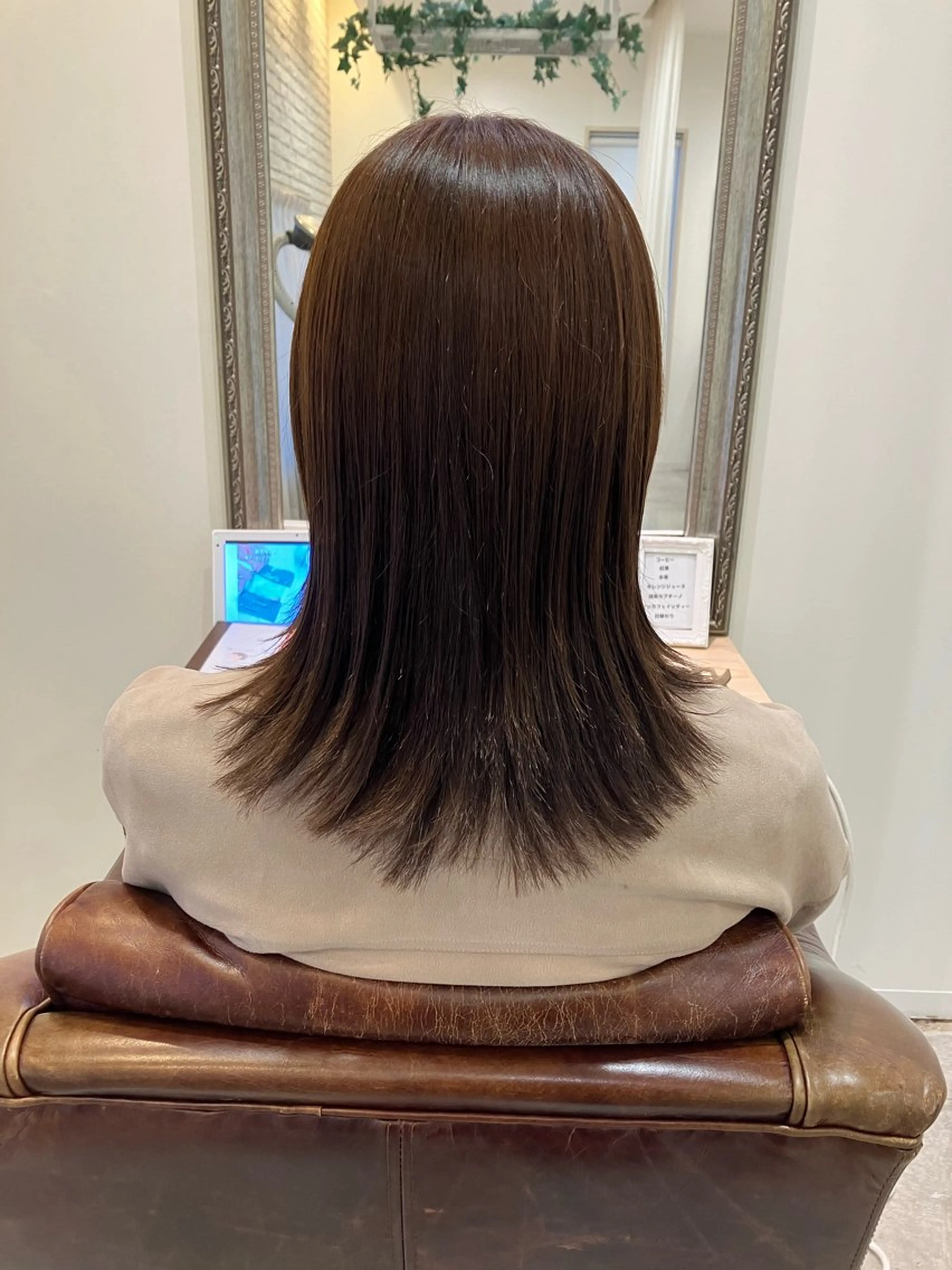 セミロング レイヤーカット 外ハネヘア adorableはなみずき店所属・唯一無二の曲がる 縮毛矯正 小林のヘアスタイル