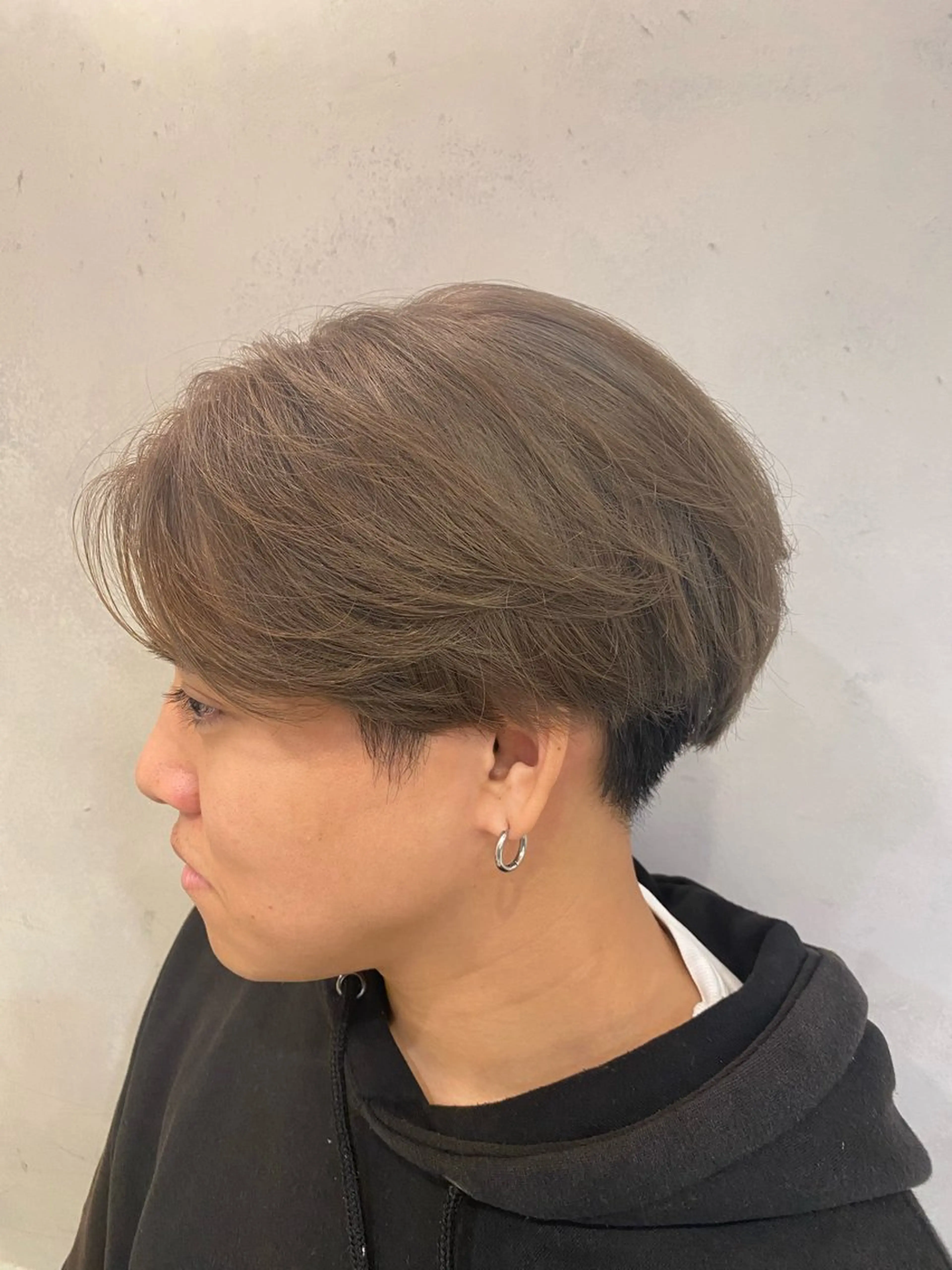 ショート カラー メンズ メンズハイトーン ベージュカラー ハイトーンカラー ミルクティーベージュ 池西 佳穂のヘアスタイル