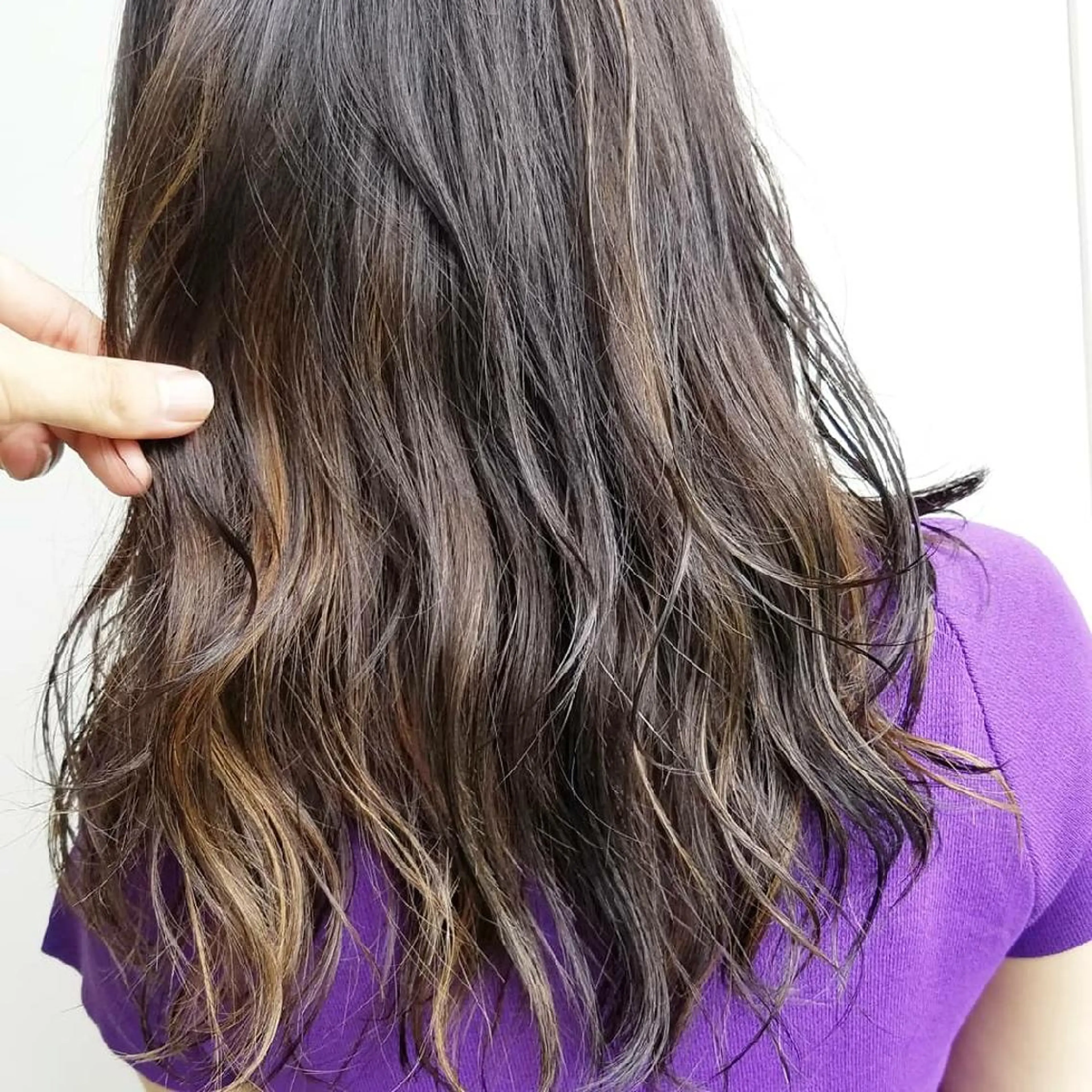 ミディアム カラー パーマ バレイヤージュ レイヤーカット iplus✴ まつげ、眉毛、耳つぼのマツエク・マツパデザイン