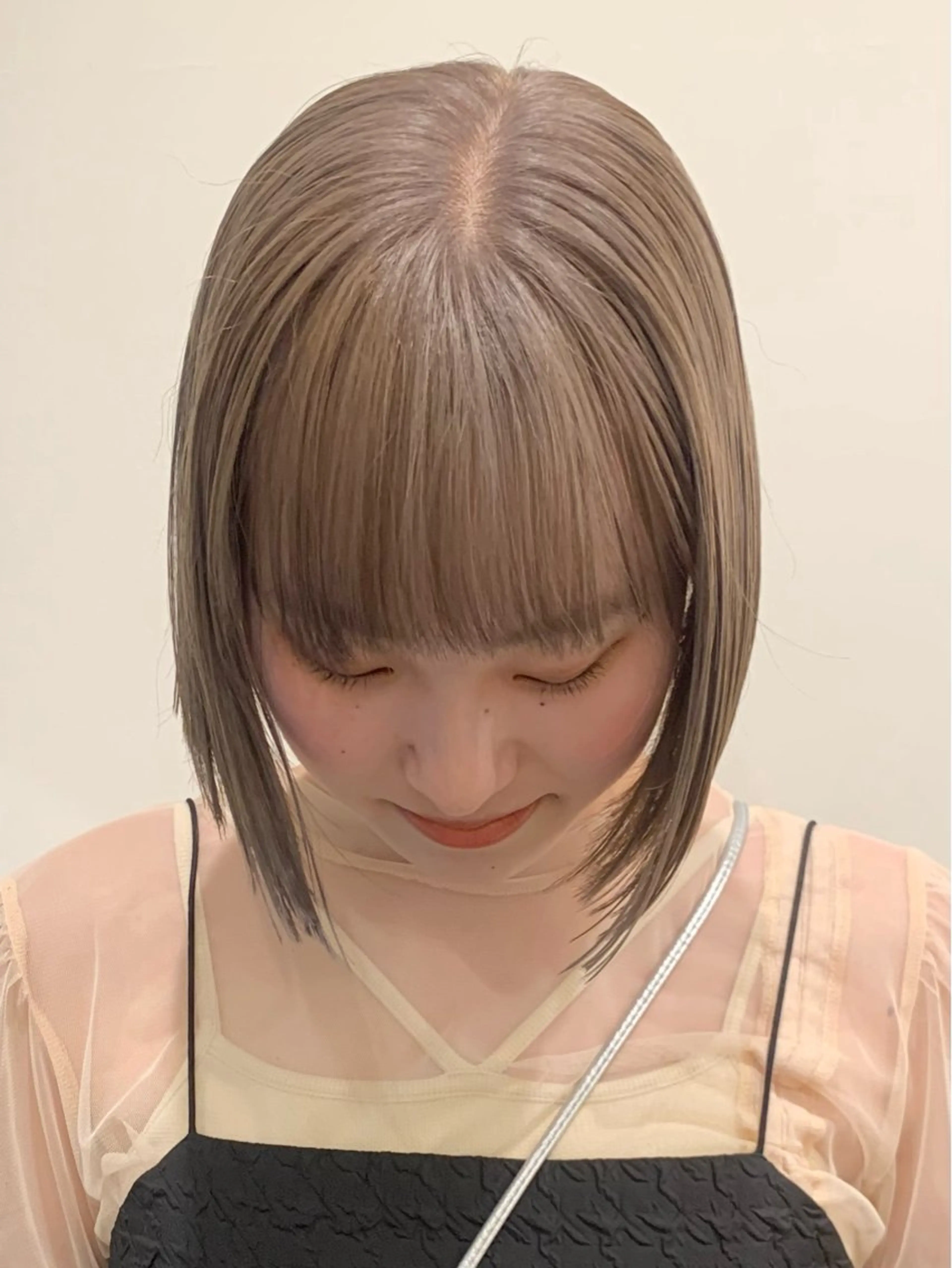 ミディアム カラー ベージュカラー ブリーチ ミルクティーベージュ ボブ カット ヘアカラー 落合希 Olivebeigeのヘアスタイル